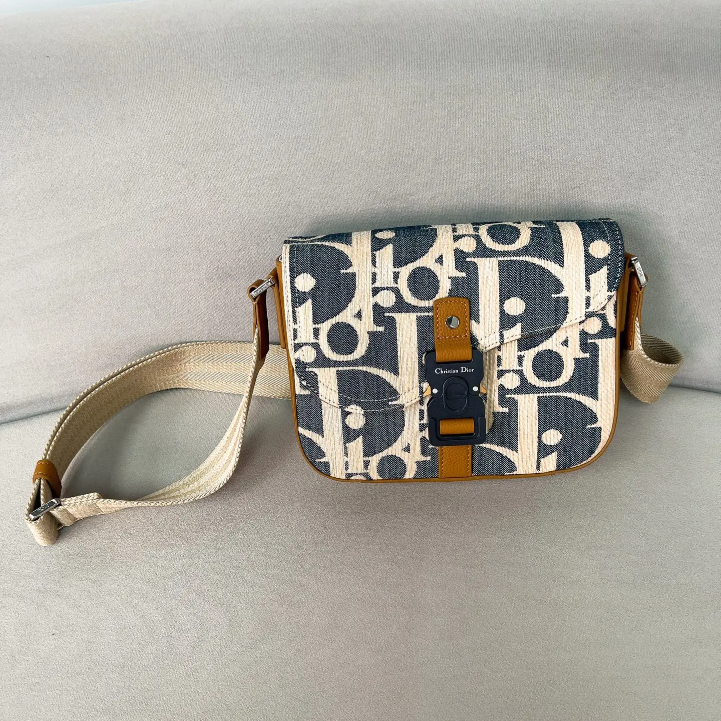 迪奥 新品首发HitTheRoad牛仔配皮翻盖信使包 男士斜挎包 迪奥 新品首发HitTheRoad牛仔配皮翻盖信使包 男士斜挎包