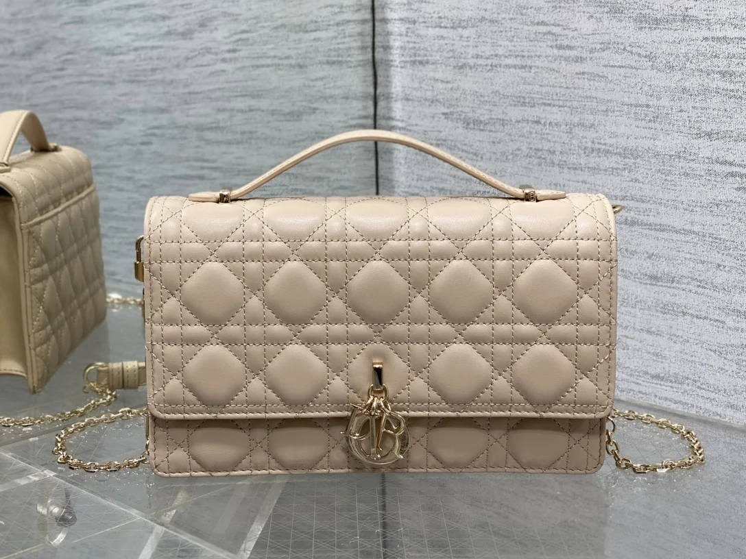 迪奥 藤纹格焦糖米色珍珠链条手拿包 女士斜挎包