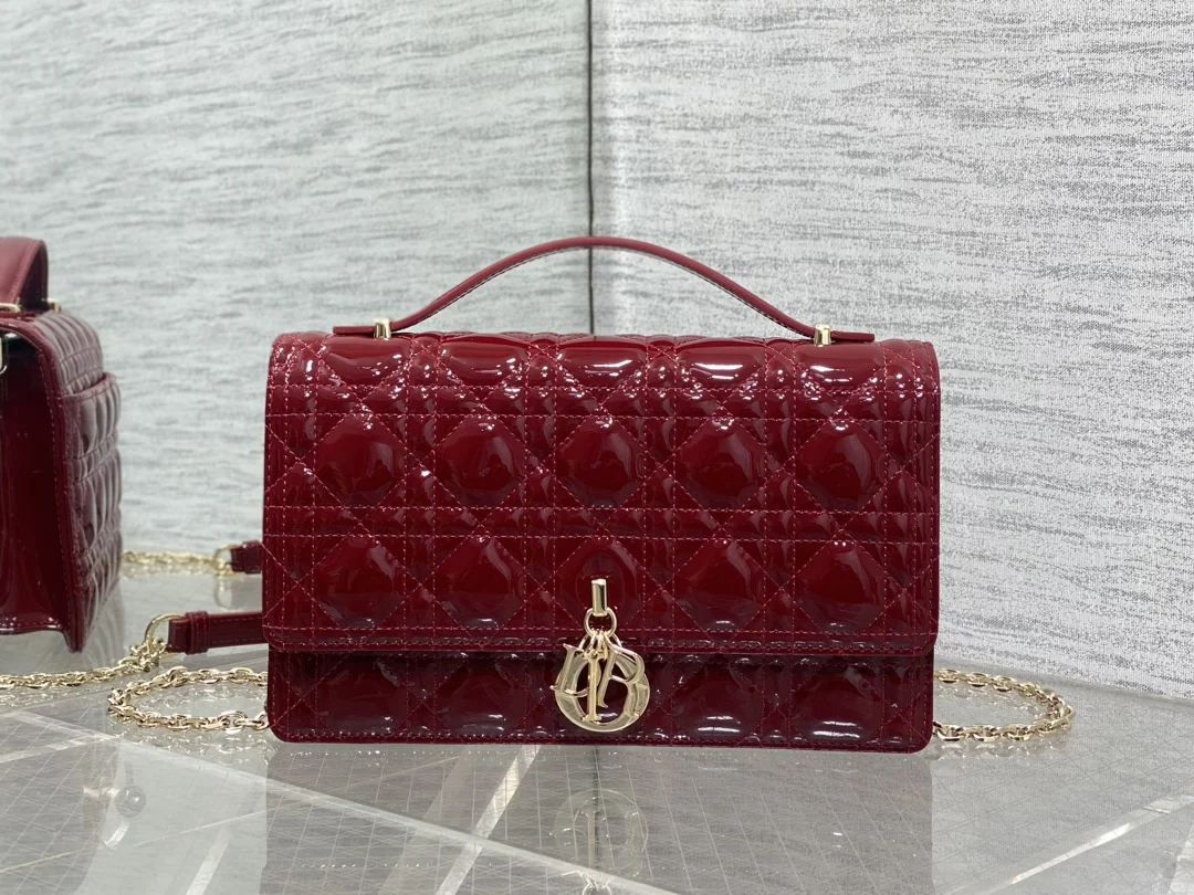 迪奥  藤纹格 樱桃红漆皮珍珠链条手拿包 女士斜挎包