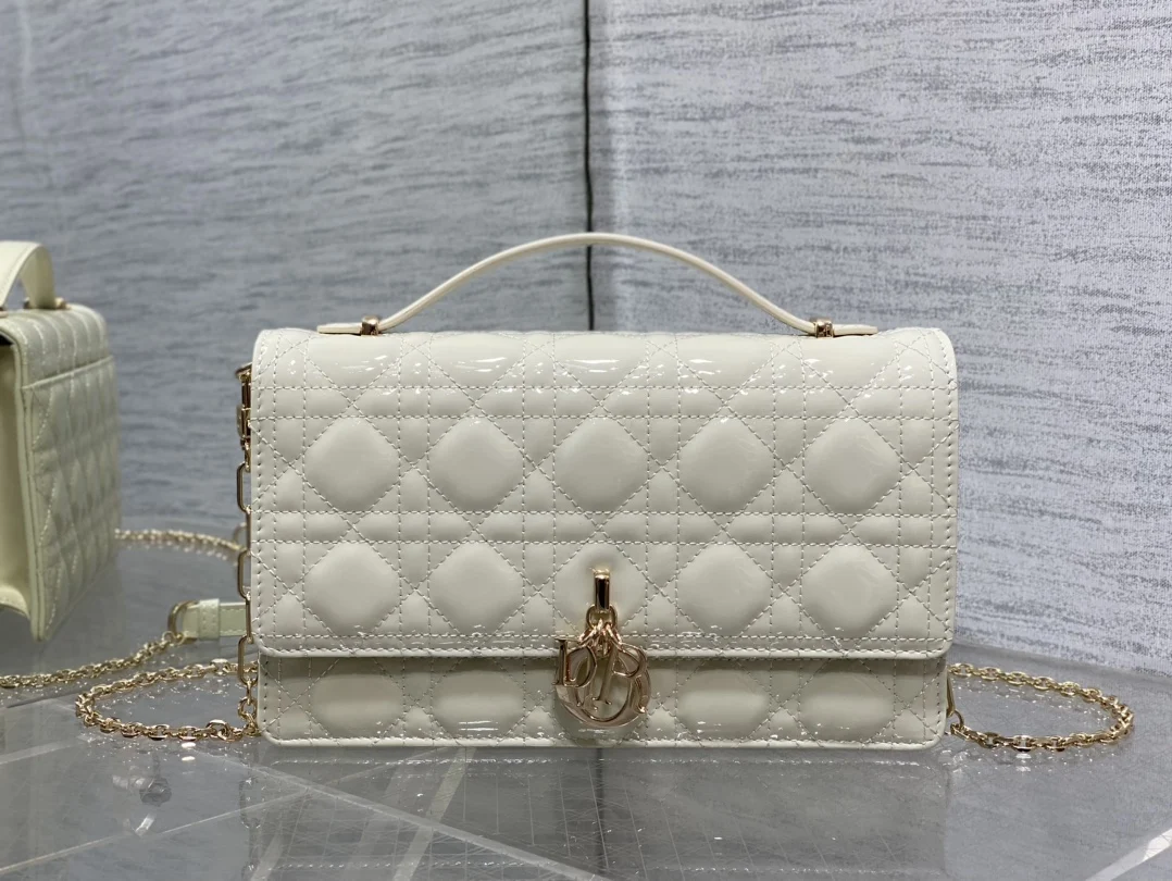 迪奥  藤纹格白色漆皮珍珠链条手拿包 女士斜挎包