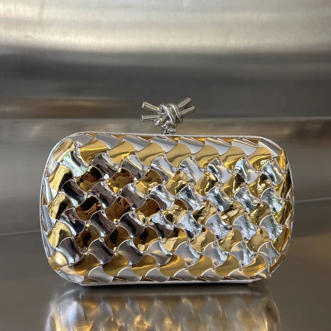 BV 778500  波浪纹羊皮条编织晚宴包 手拿包