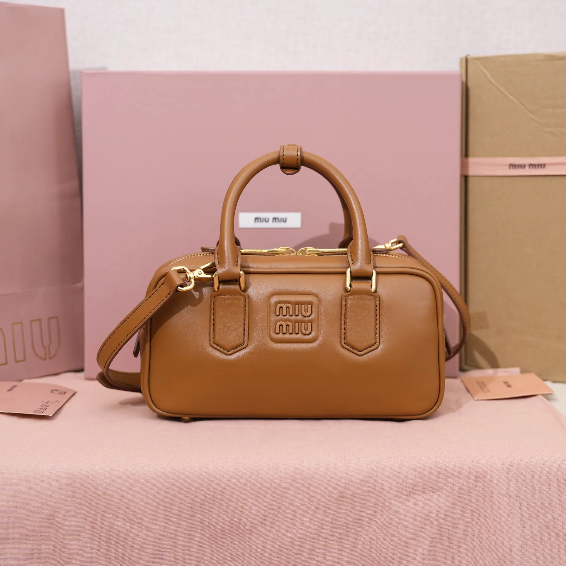 缪缪 5BB142 新款保龄球包包 斜挎包 缪缪 5BB142 新款保龄球包包 斜挎包