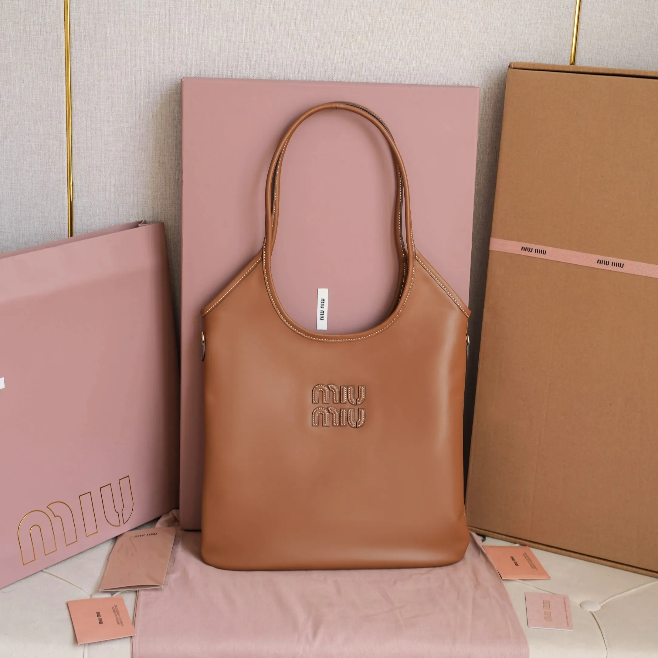 缪缪 5BG231 新款伊势丹限定托特包 单肩包 缪缪 5BG231 新款伊势丹限定托特包 单肩包