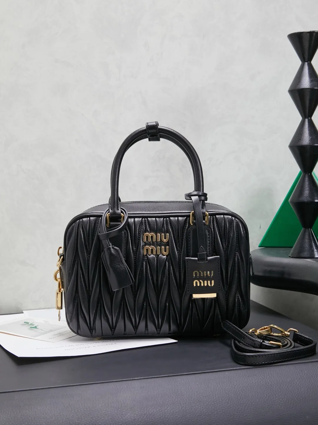 缪缪 5BB124 大号黑色保龄球手袋 斜挎包 缪缪 5BB124 大号黑色保龄球手袋 斜挎包