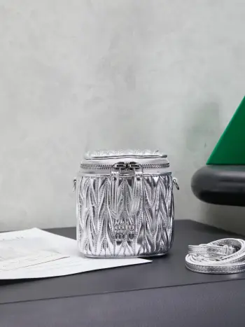 5NR018 新款超迷你化妆包 斜挎包高仿缪缪女包