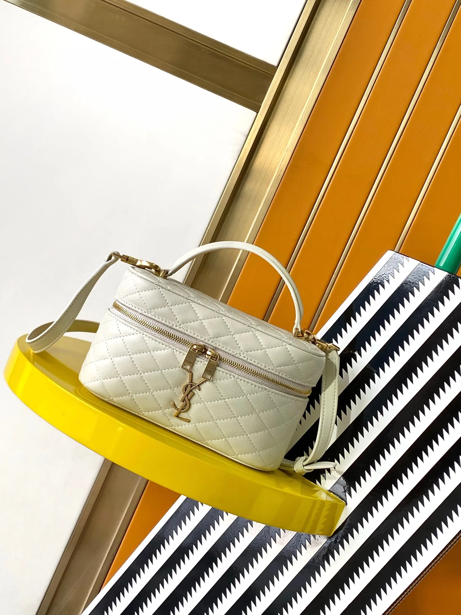 圣罗兰 766731 环绕式拉链手拿包 斜挎包 圣罗兰 766731 环绕式拉链手拿包 斜挎包