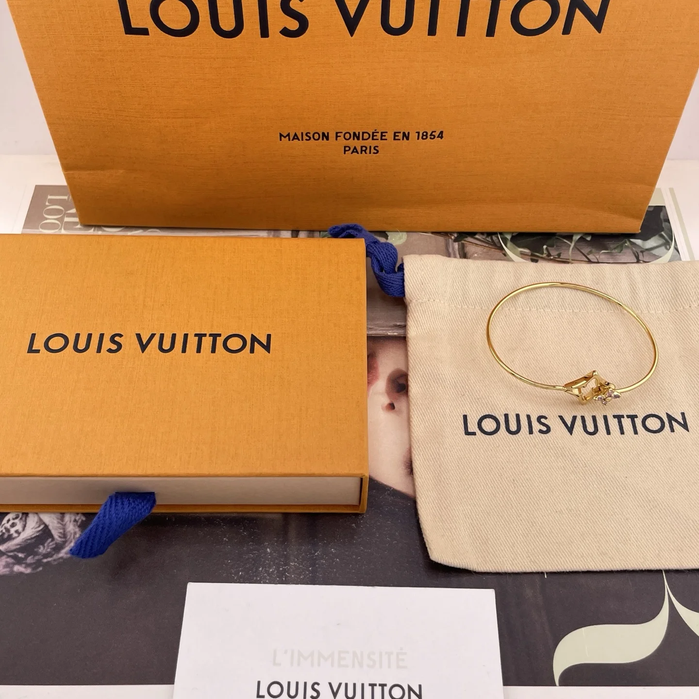 LV 镂空金饰搭配粉色宝石四叶花戒指 LV 镂空金饰搭配粉色宝石四叶花戒指