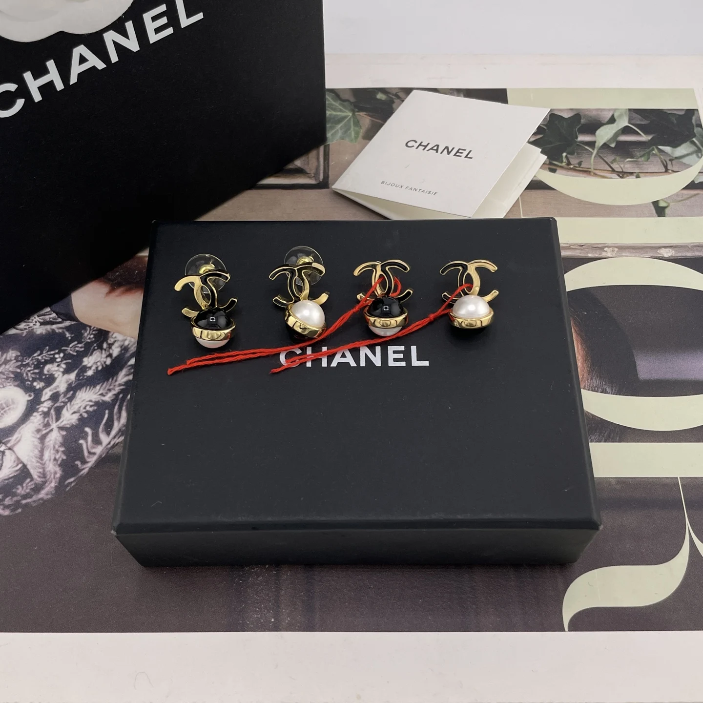 香奈儿 香拼c吊黑白球耳钉 香奈儿 香拼c吊黑白球耳钉