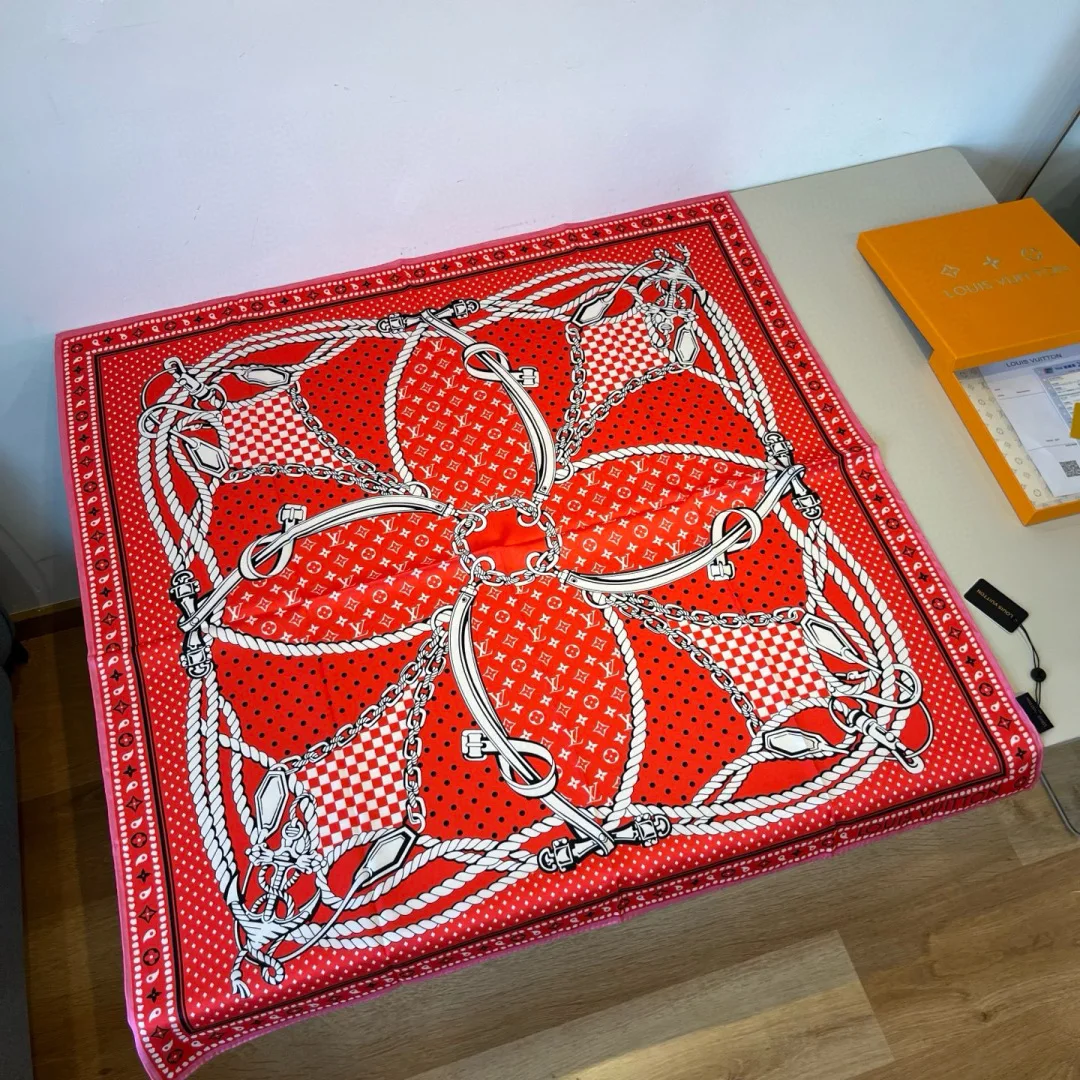 LV LV新款丝绸方形围巾 LV LV新款丝绸方形围巾