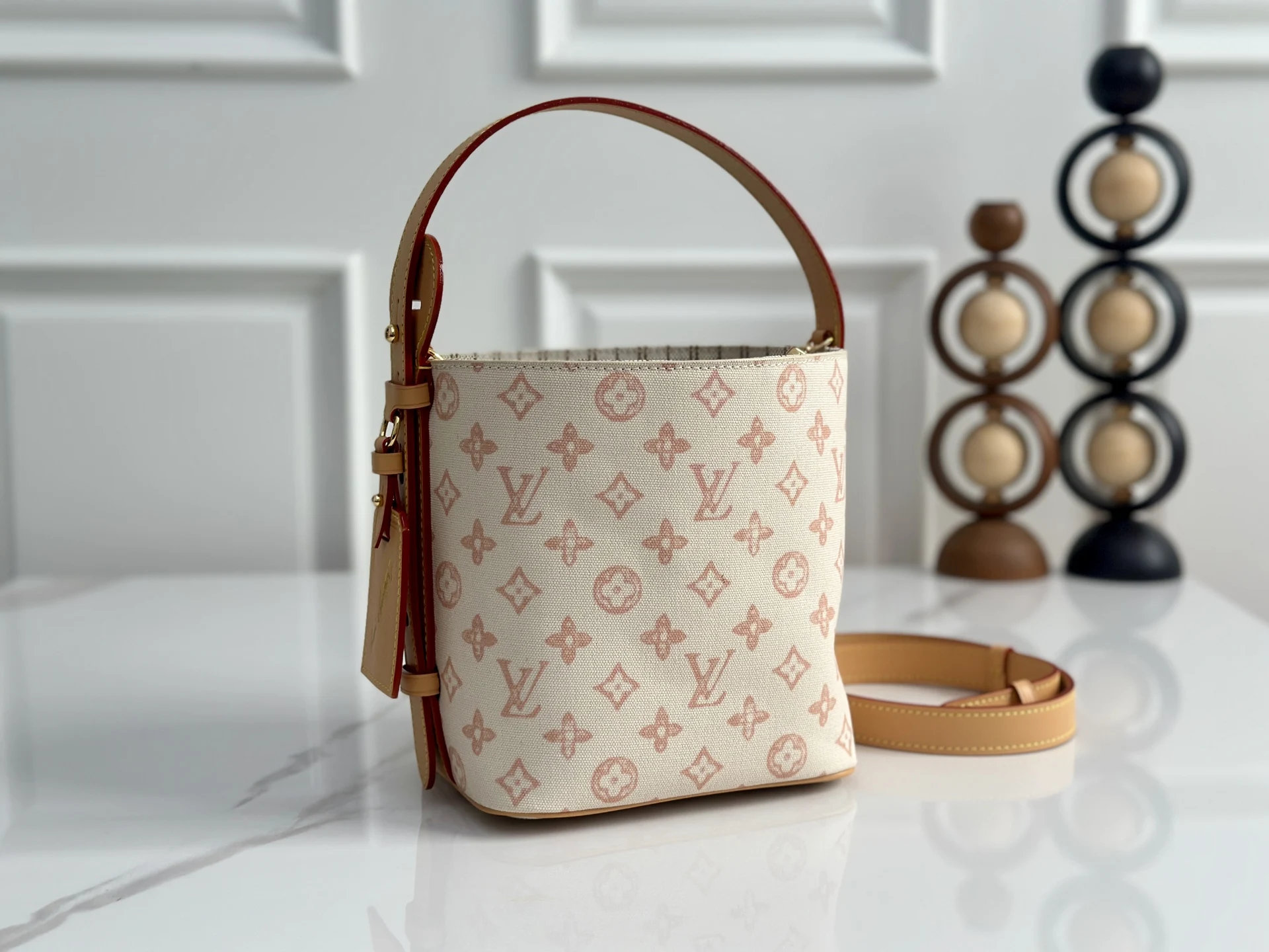 LV M28335 2026年春夏款图案手袋 单肩包 LV M28335 2026年春夏款图案手袋 单肩包