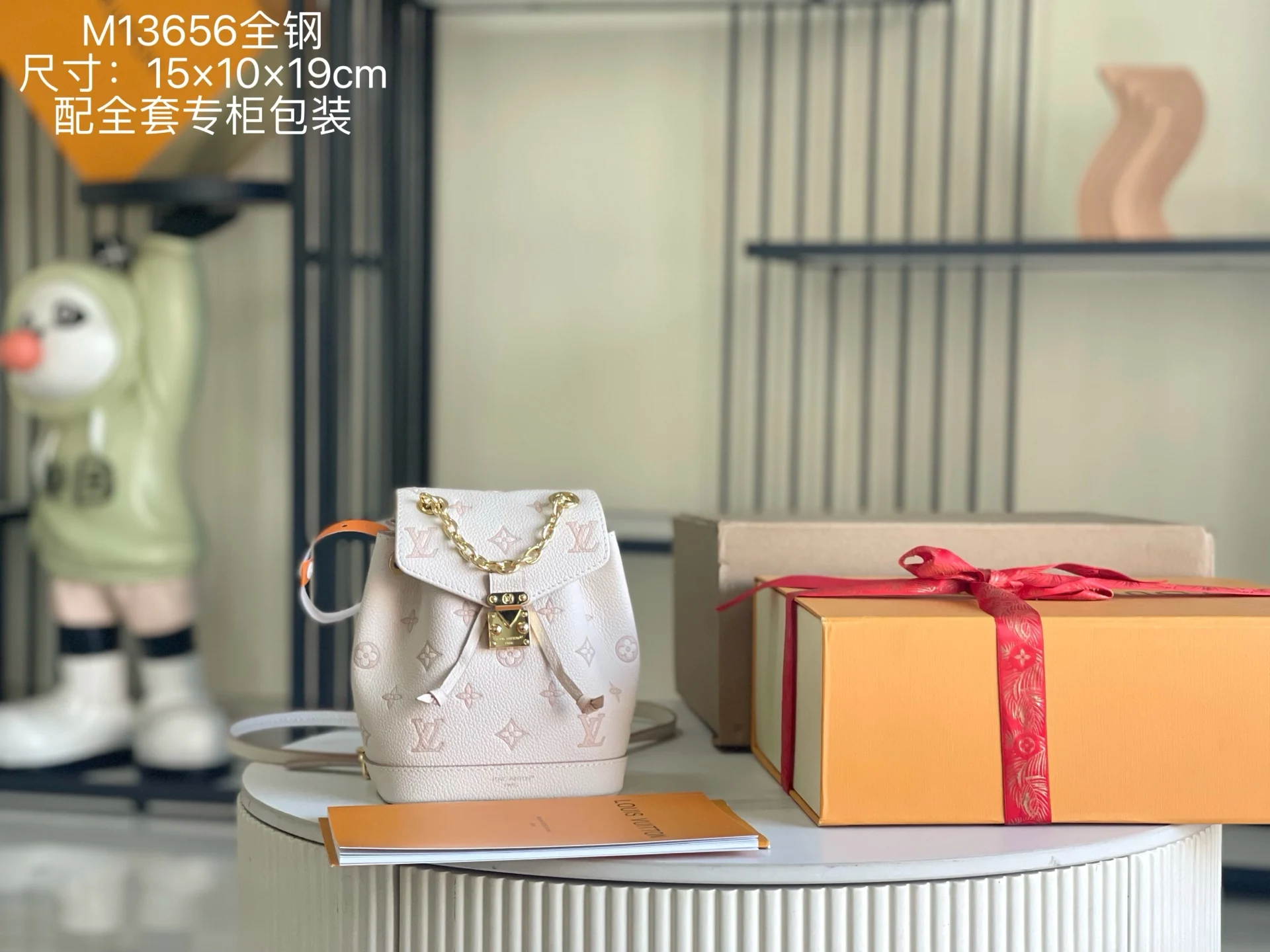 LV M13656 意大利A级皮料肩背包 双肩包 LV M13656 意大利A级皮料肩背包 双肩包