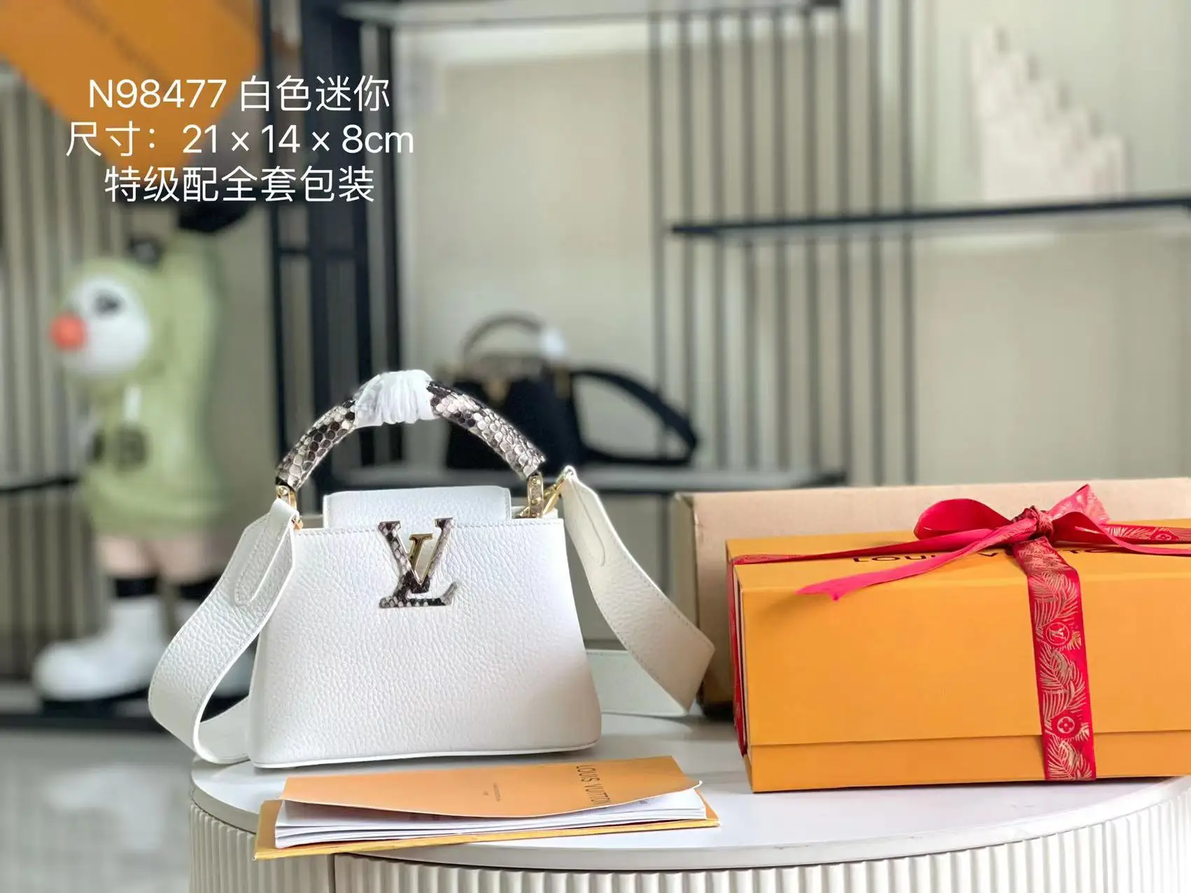 LV M55921 白色蟒蛇金扣真皮手提包  斜挎包