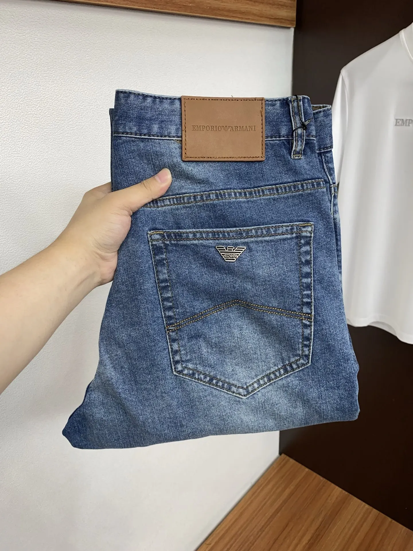 阿玛尼 2026ss春夏新款修身小直筒牛仔裤 阿玛尼 2026ss春夏新款修身小直筒牛仔裤