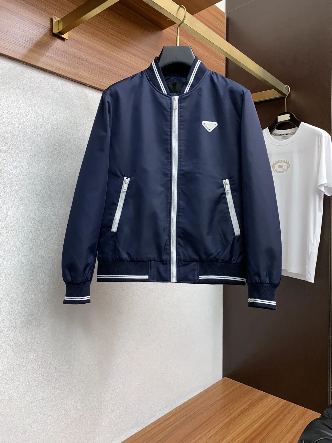 普拉达 26ss最新品 经典棒球领夹克外套 普拉达 26ss最新品 经典棒球领夹克外套