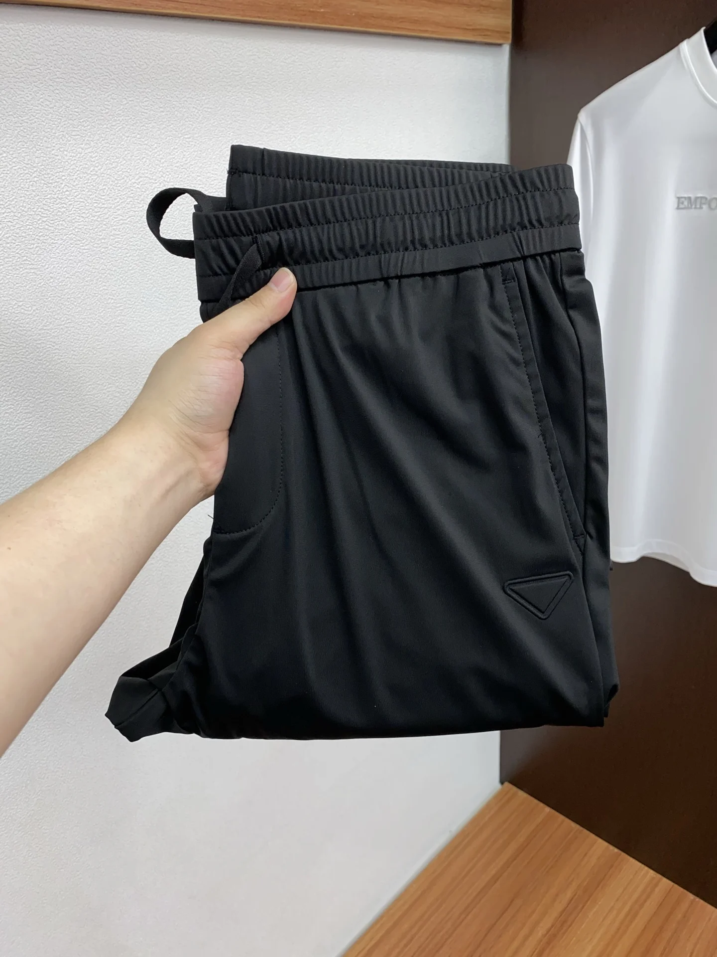 普拉达 2026 春夏定制休闲裤 普拉达 2026 春夏定制休闲裤