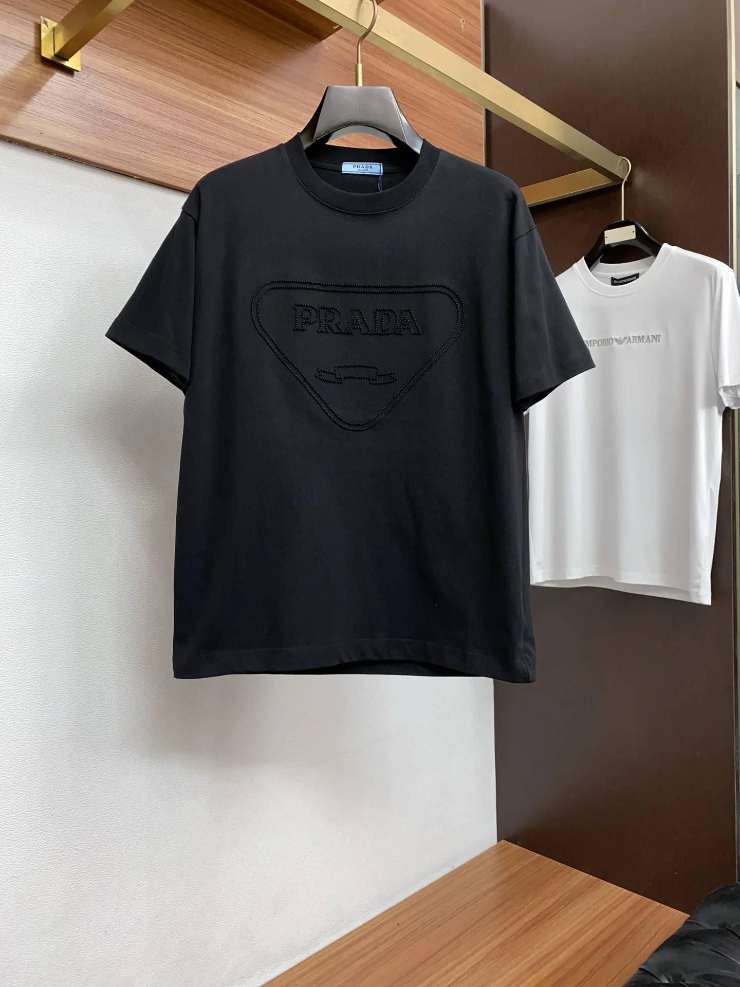 普拉达 2026新款时尚休闲短袖 普拉达 2026新款时尚休闲短袖