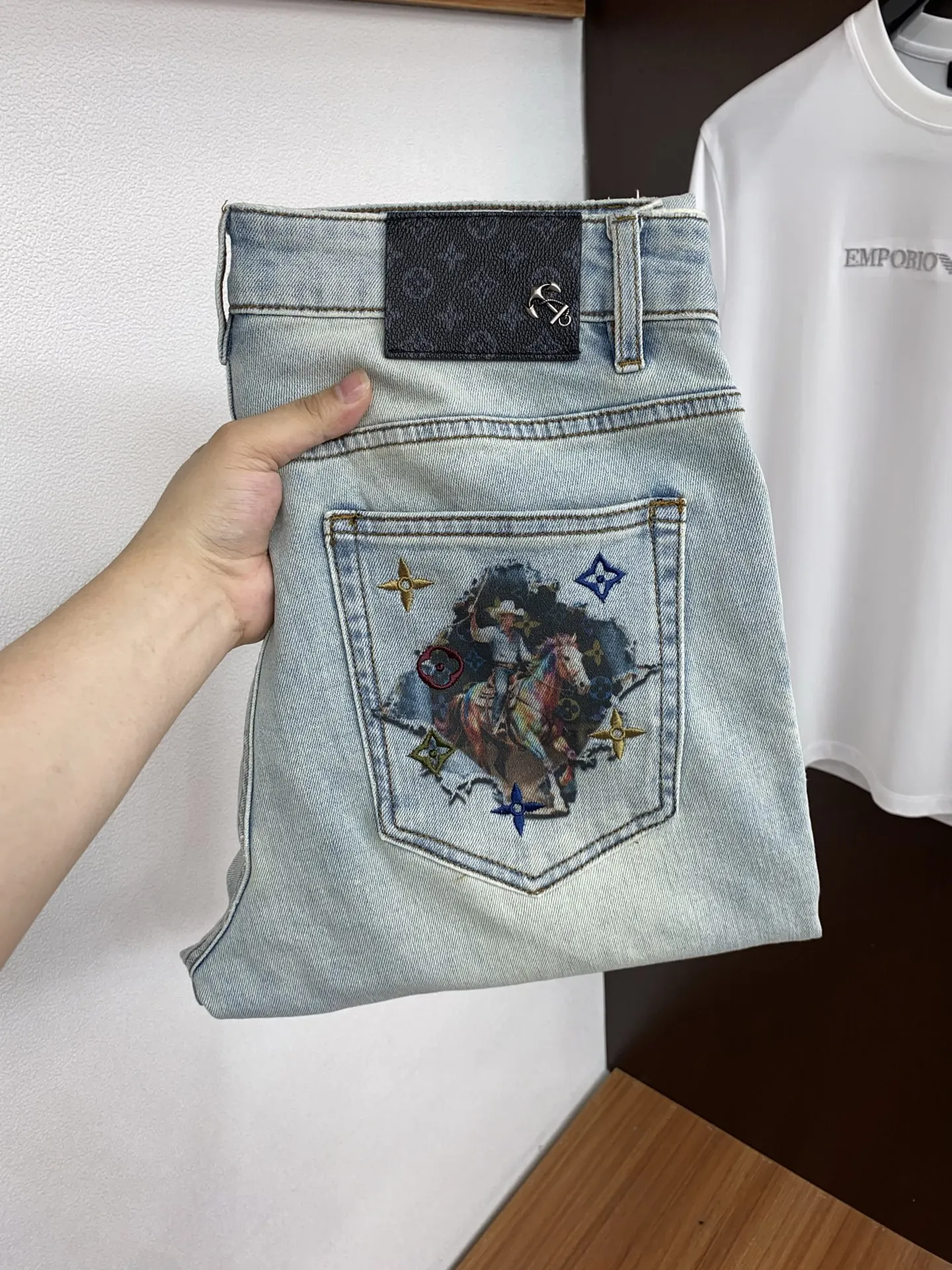 LV 2026ss春夏新款修身小直筒牛仔裤 LV 2026ss春夏新款修身小直筒牛仔裤