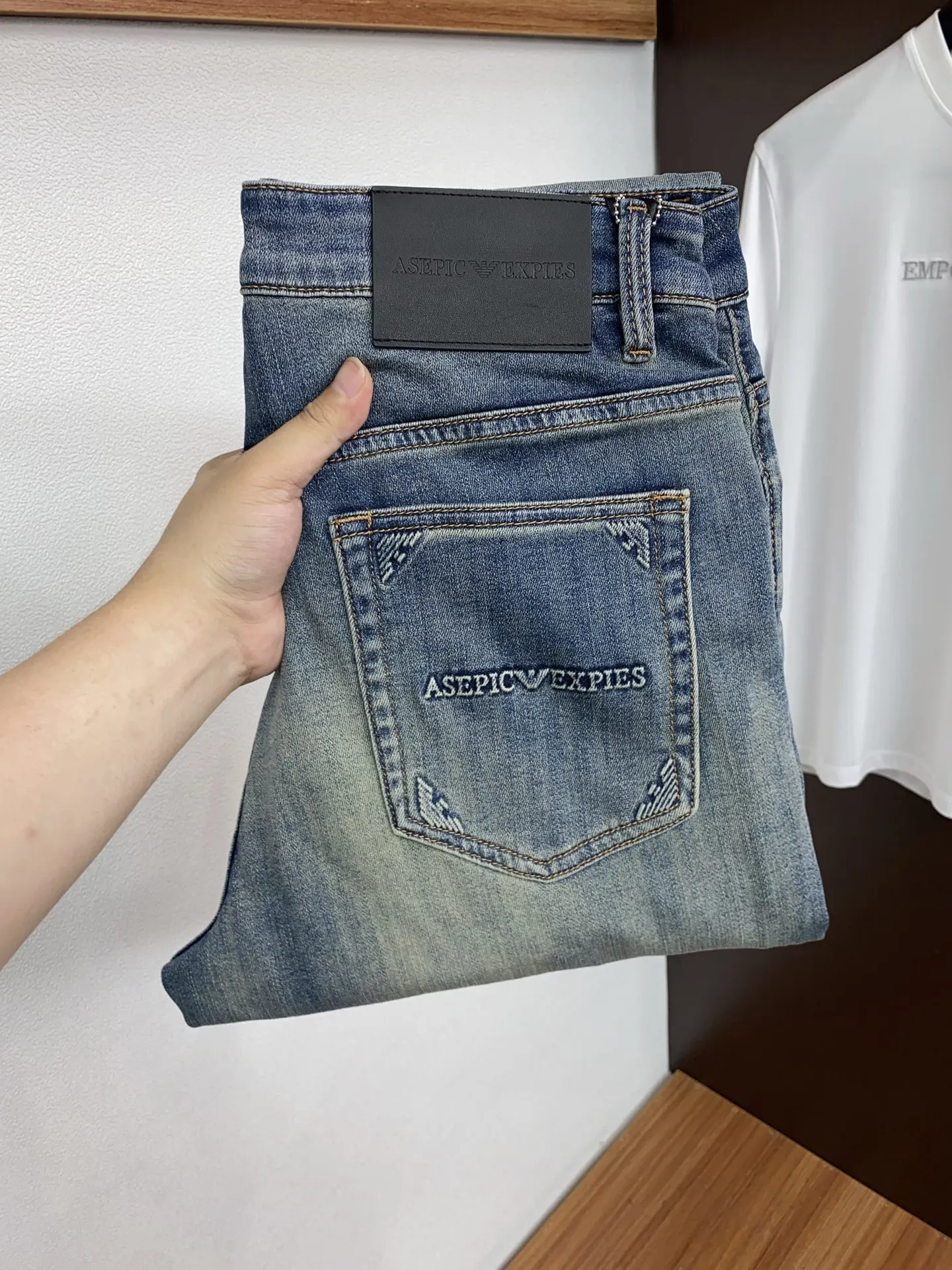 阿玛尼 2026早春最新款牛仔裤 阿玛尼 2026早春最新款牛仔裤