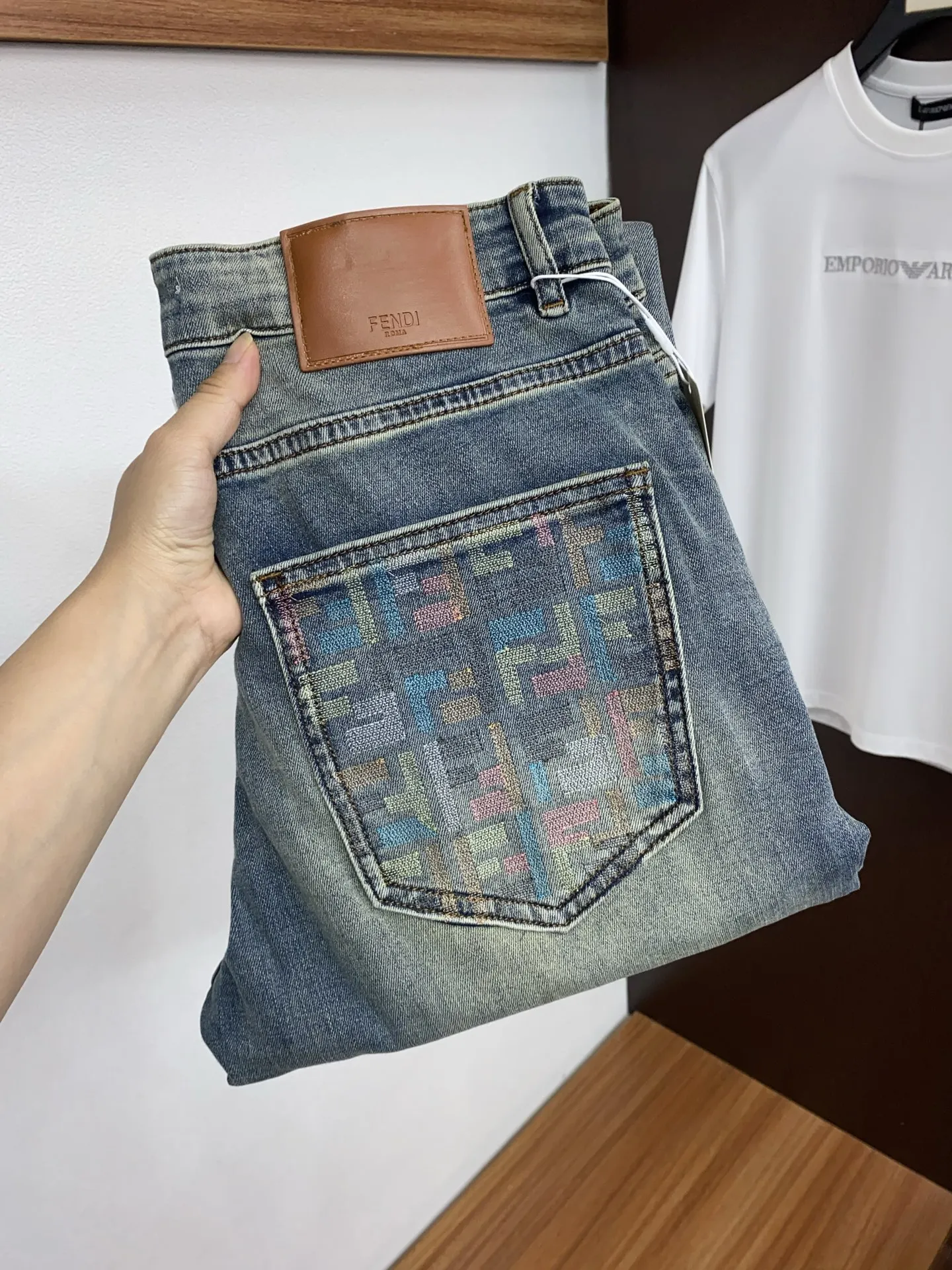 芬迪 2026ss春夏新款修身小直筒牛仔裤 芬迪 2026ss春夏新款修身小直筒牛仔裤