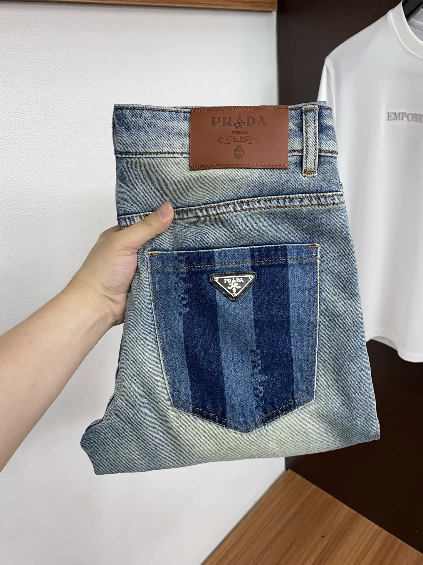 普拉达 2026ss春夏新款修身小直筒牛仔裤 普拉达 2026ss春夏新款修身小直筒牛仔裤