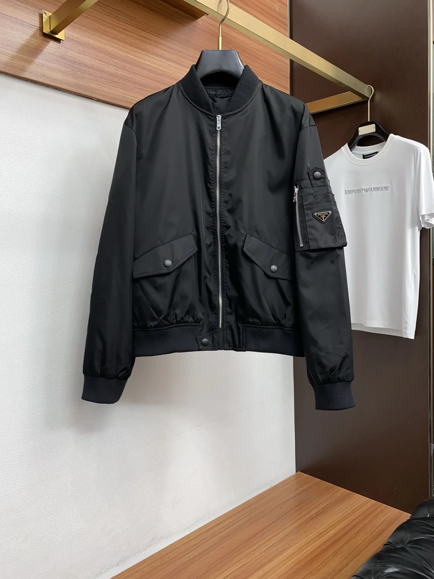 普拉达 2026新款男士休闲定制夹克外套 普拉达 2026新款男士休闲定制夹克外套