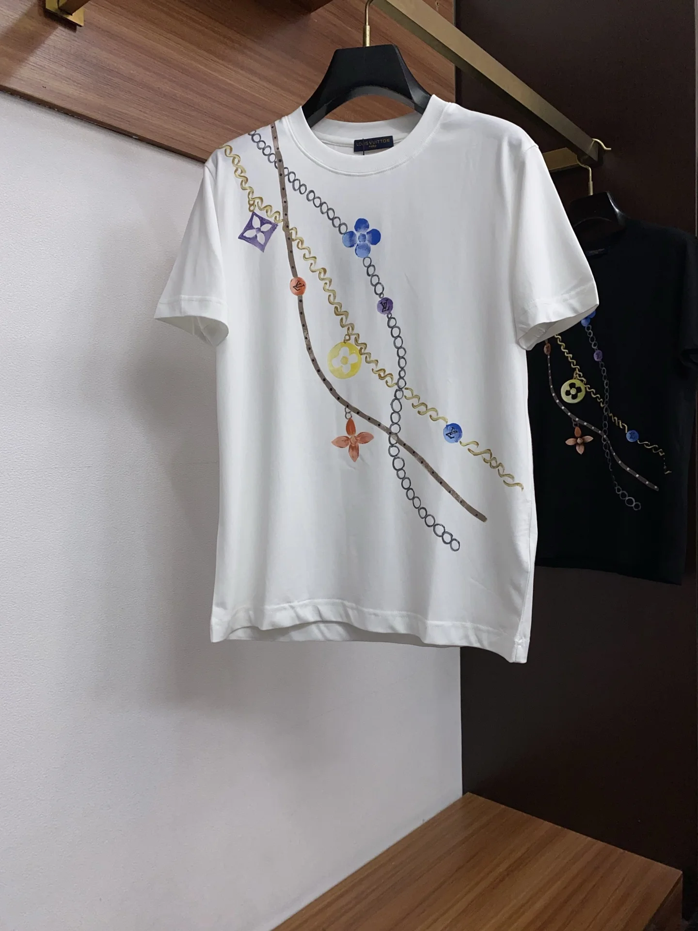 LV 新工艺logo纯棉质微阔版圆领男士短袖T恤 LV 新工艺logo纯棉质微阔版圆领男士短袖T恤