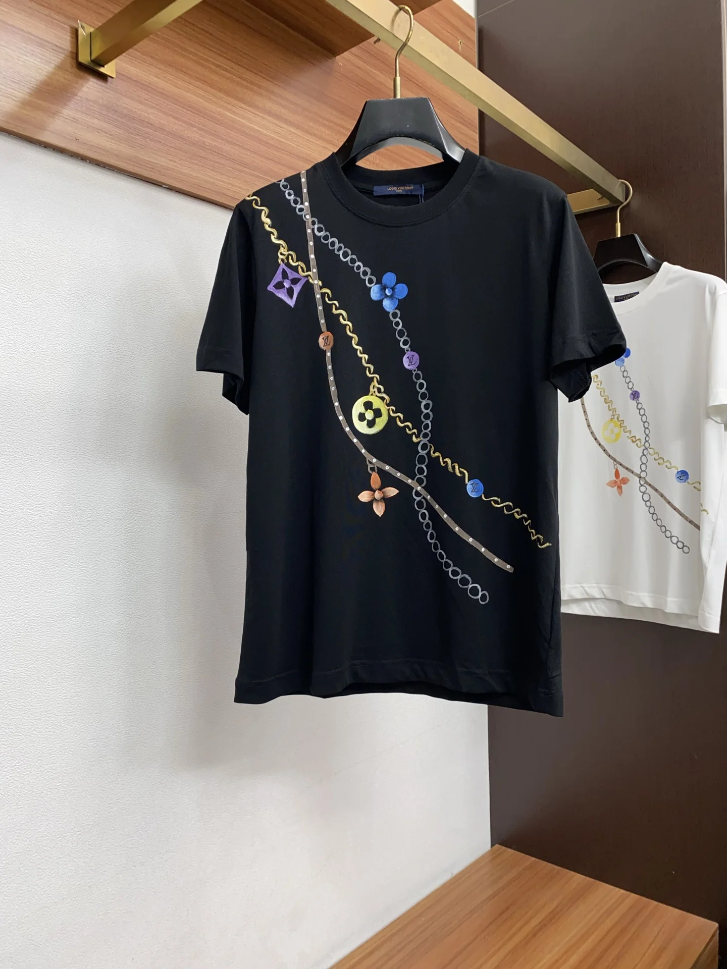 LV 新工艺logo纯棉质微阔版圆领男士短袖T恤 LV 新工艺logo纯棉质微阔版圆领男士短袖T恤