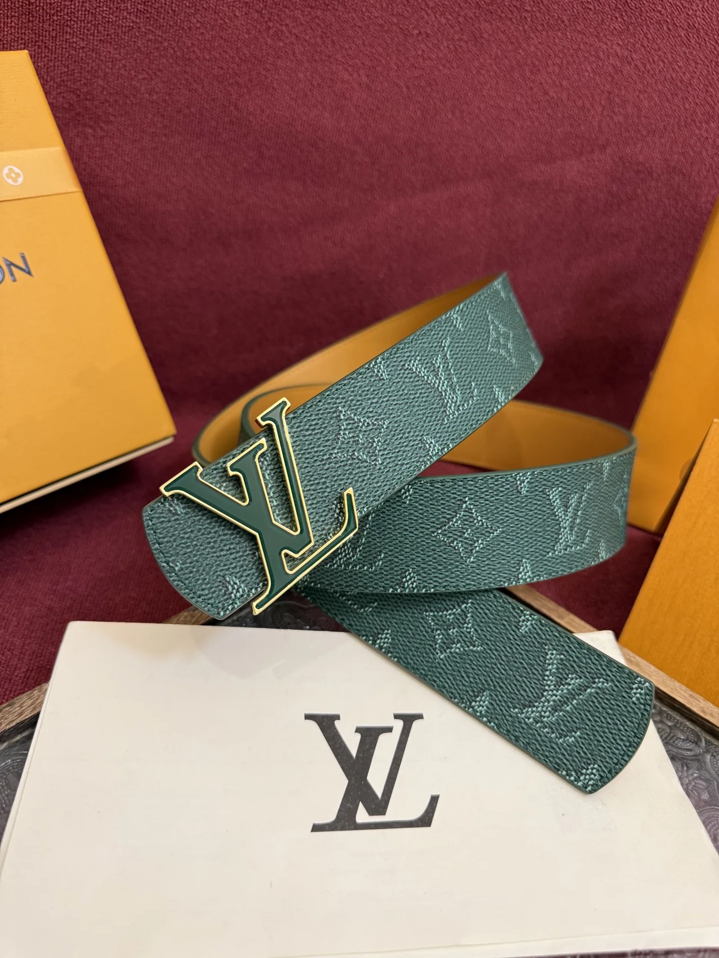 LV 字母搭扣 双面女士腰带 LV 字母搭扣 双面女士腰带