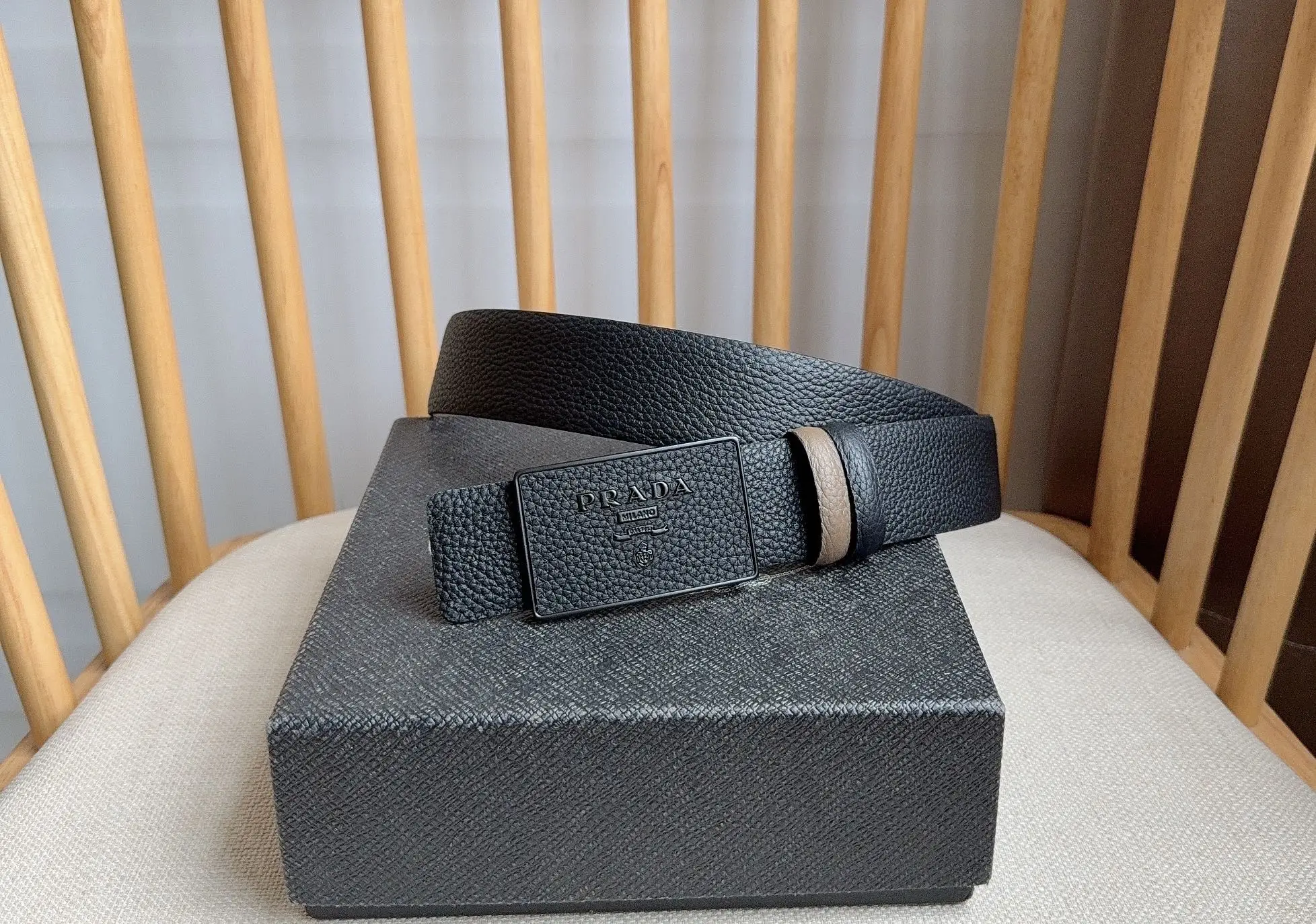 普拉达 多功能男士搭扣式腰带 普拉达 多功能男士搭扣式腰带