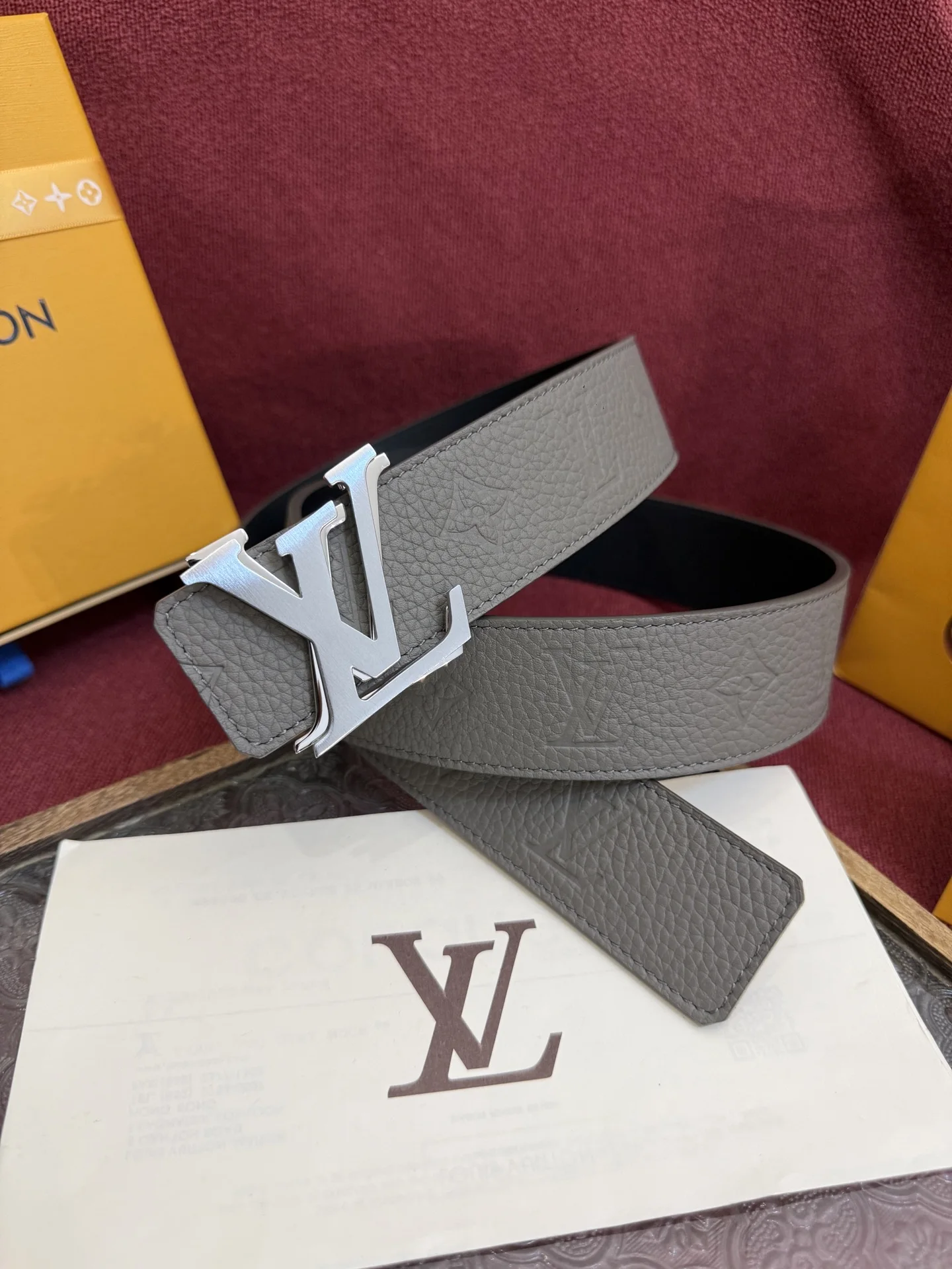 LV 新款双面经图案男士腰带 LV 新款双面经图案男士腰带