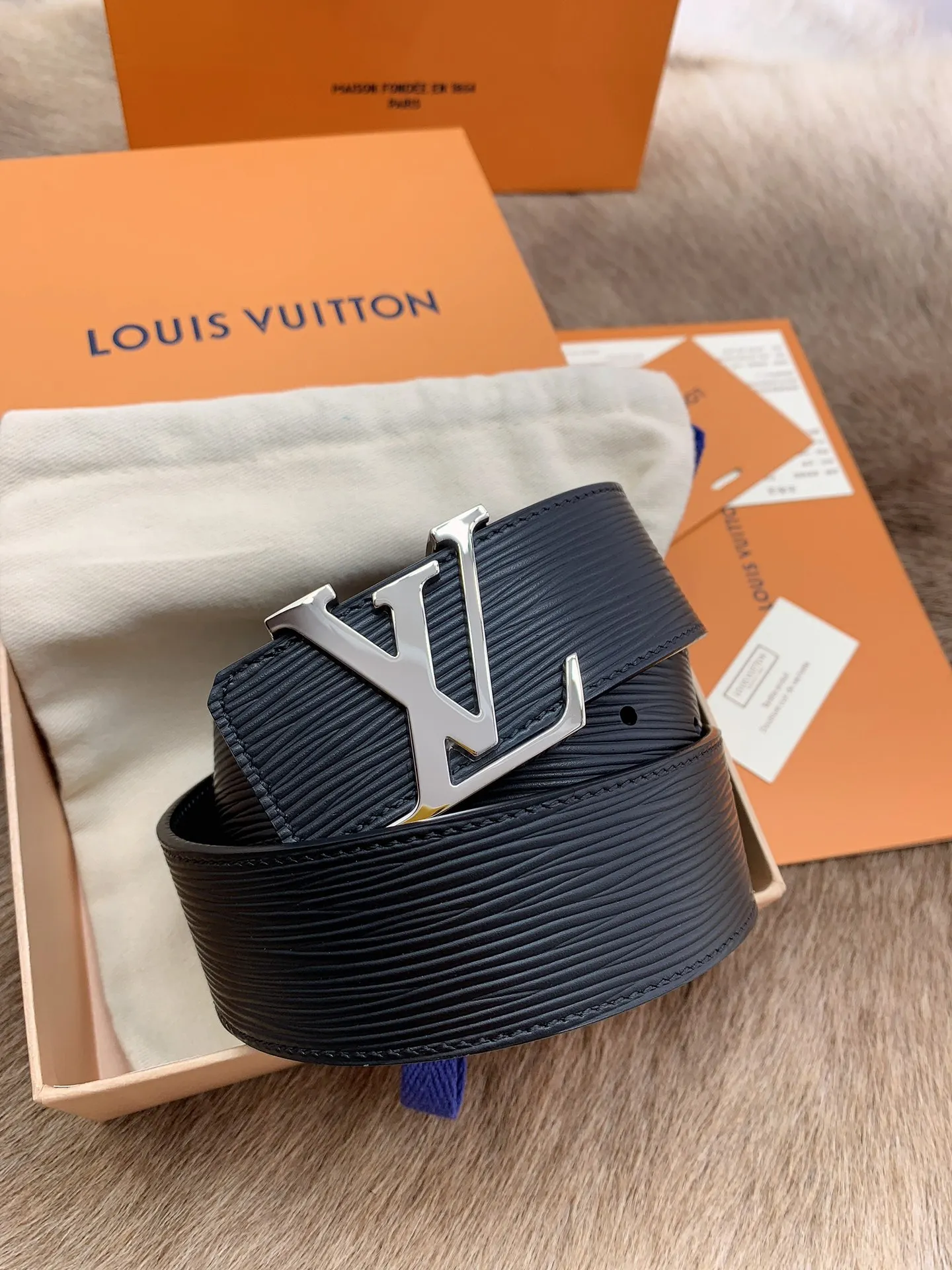 LV 男士一体铸造五金钢扣皮带 LV 男士一体铸造五金钢扣皮带