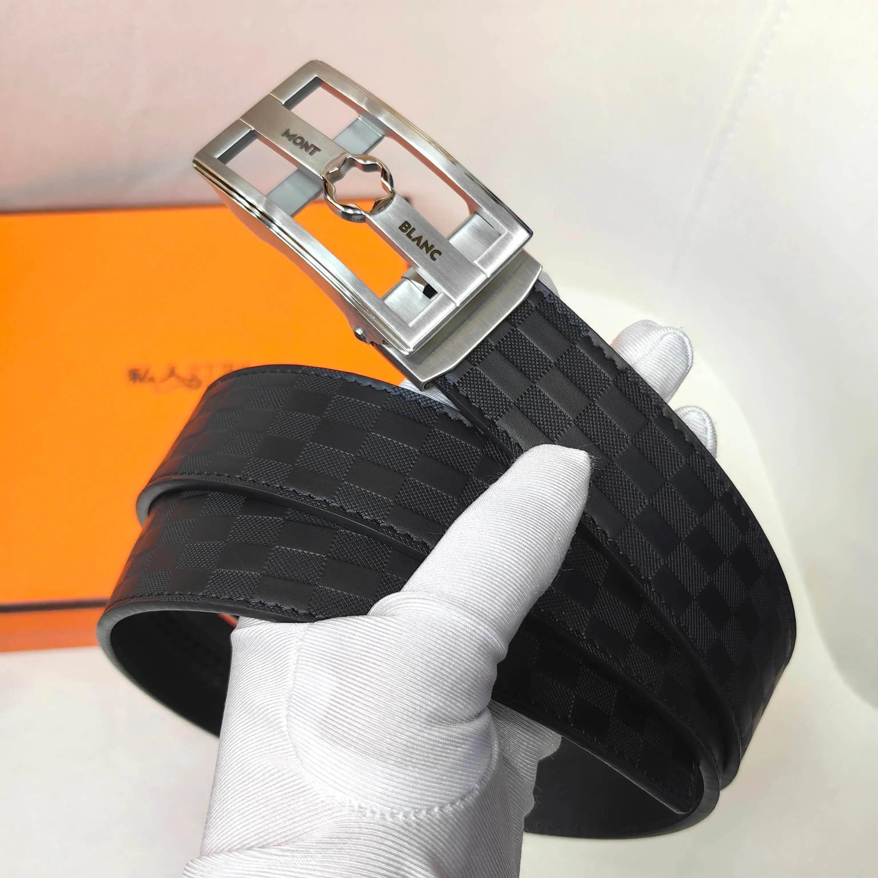 万宝龙 进口小牛皮男士腰带 万宝龙 进口小牛皮男士腰带