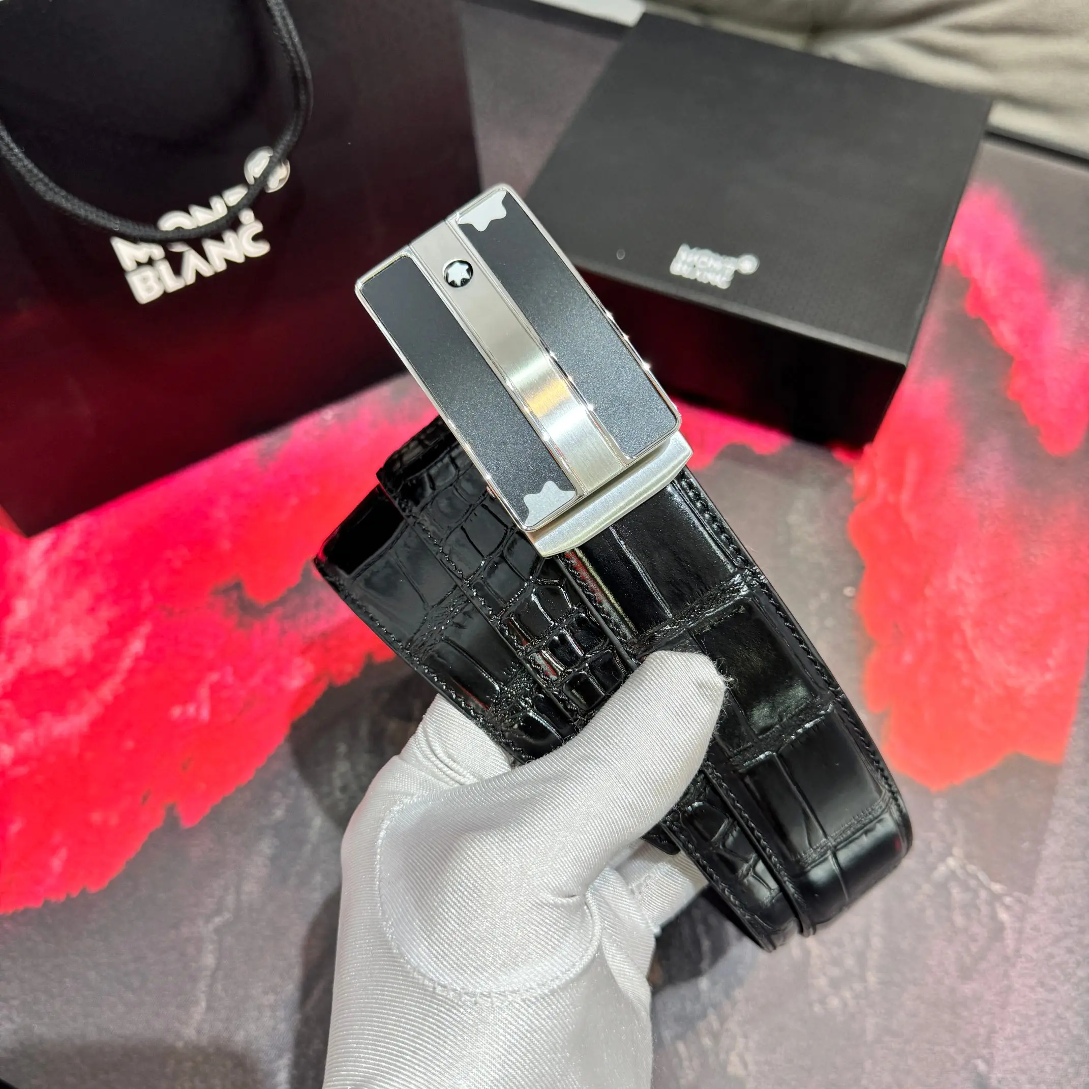 万宝龙  男士进口小牛皮自动带