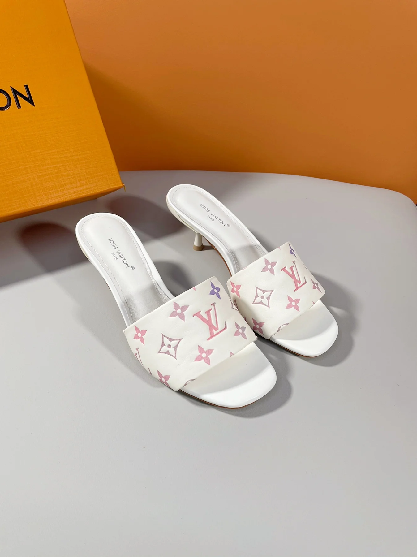 LV 春夏驴家新品 女士拖鞋 LV 春夏驴家新品 女士拖鞋