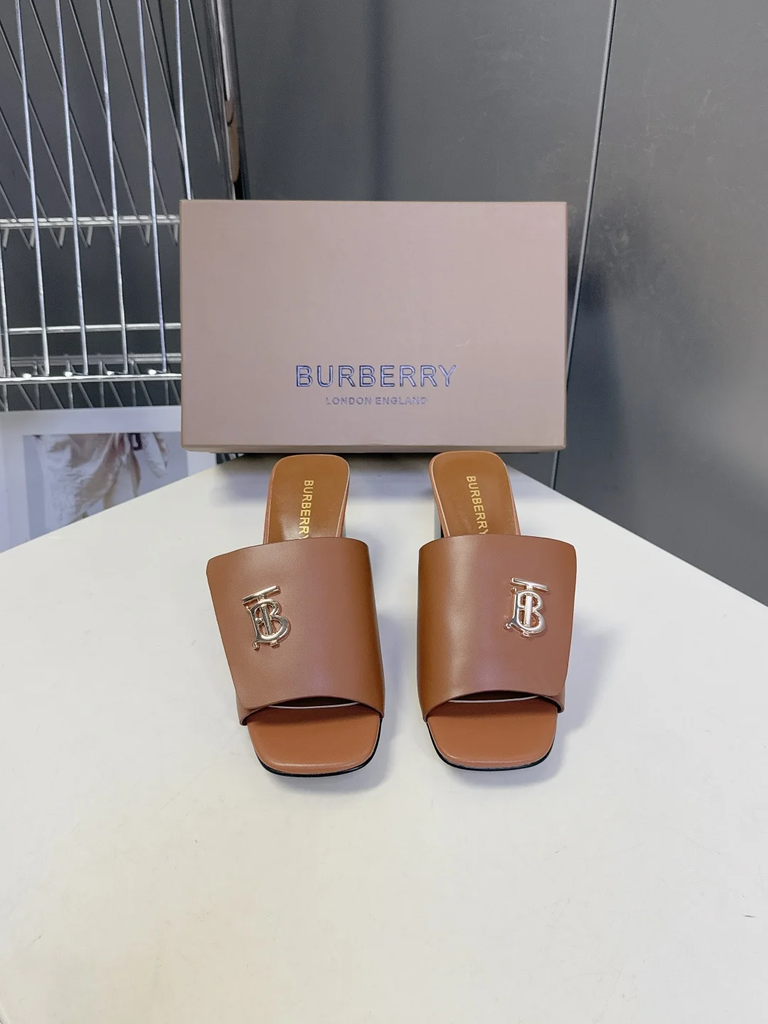 巴宝莉 春夏最新款拖鞋 凉鞋 巴宝莉 春夏最新款拖鞋 凉鞋