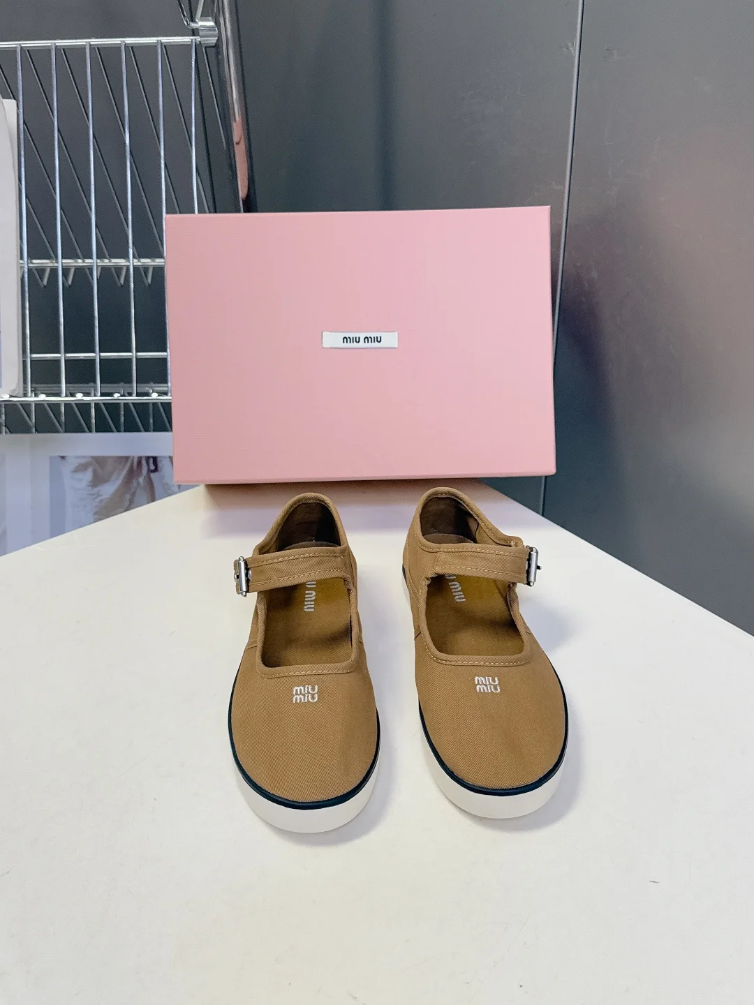 缪缪 2026春夏最新走秀款复古休闲鞋