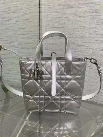 最新蝴蝶结藤纹格手拿包 女士斜挎包 高仿迪奥女包