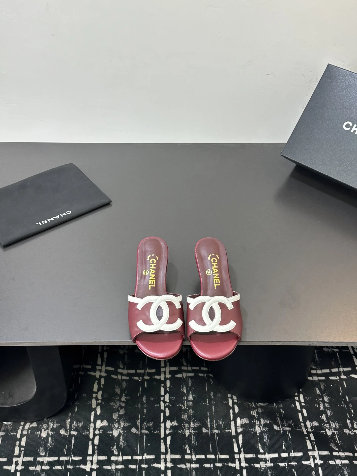 香奈儿 春夏最新款 百搭羊皮拖鞋 香奈儿 春夏最新款 百搭羊皮拖鞋