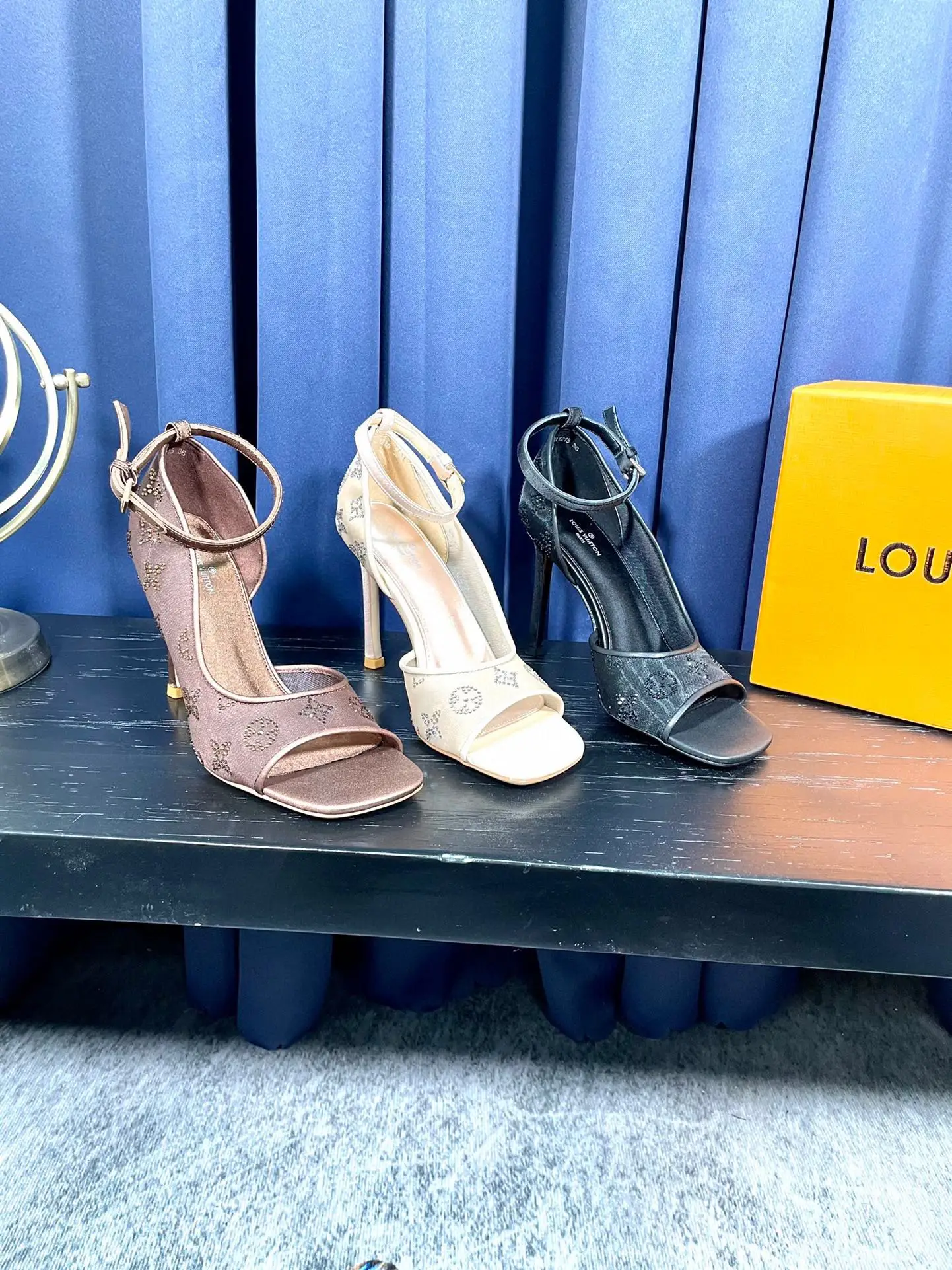 LV 秋冬新款经典双层加厚透网真丝 女士高跟鞋 LV 秋冬新款经典双层加厚透网真丝 女士高跟鞋