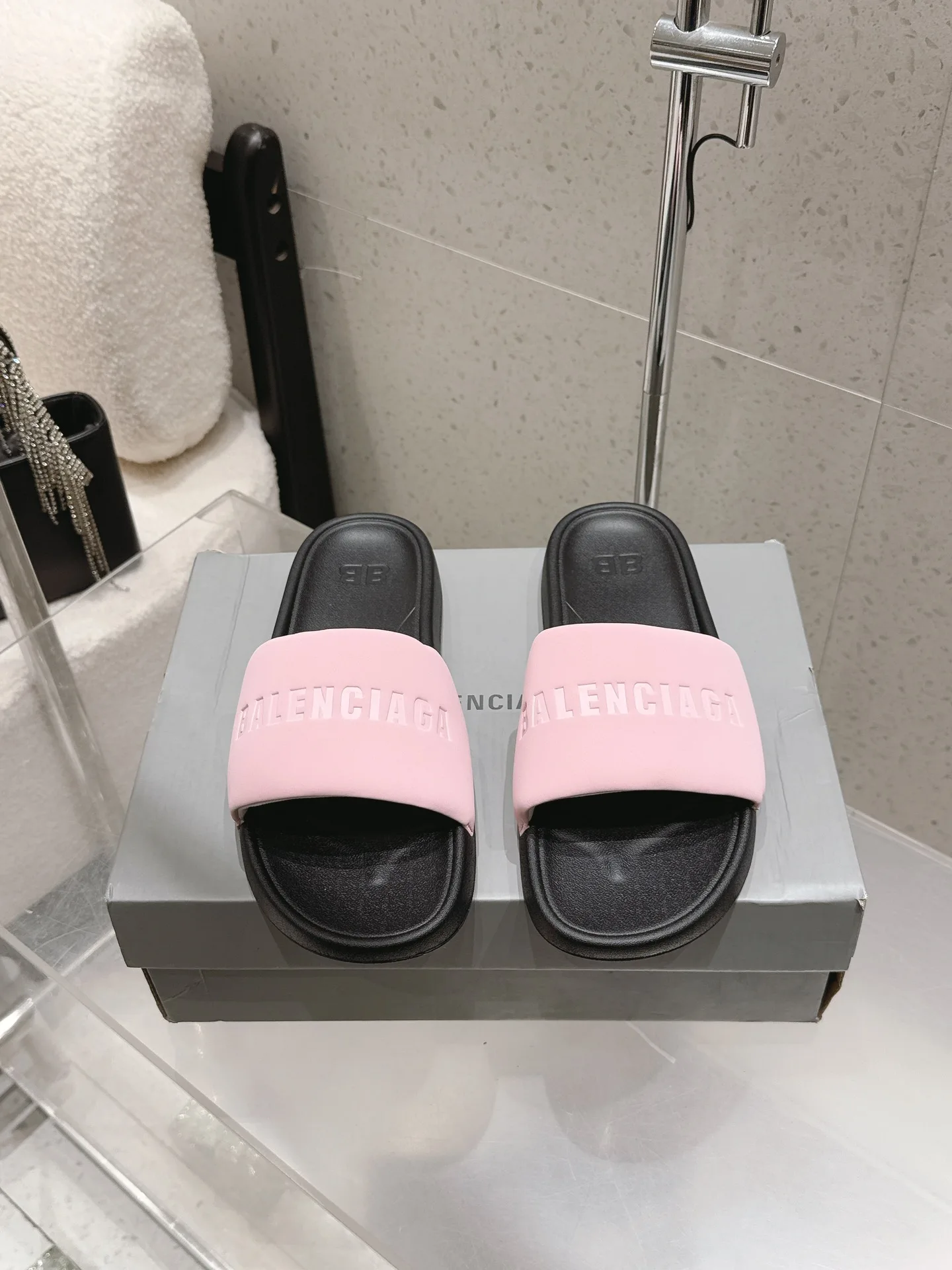 巴黎世家 巴黎世家 春夏沙滩拖鞋 巴黎世家 巴黎世家 春夏沙滩拖鞋