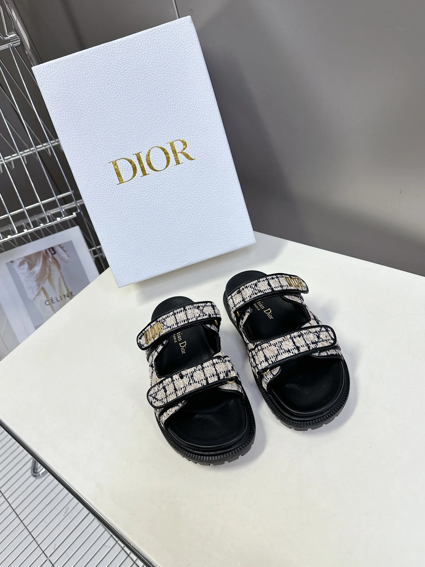 迪奥 春夏最新款魔术贴凉鞋 迪奥 春夏最新款魔术贴凉鞋