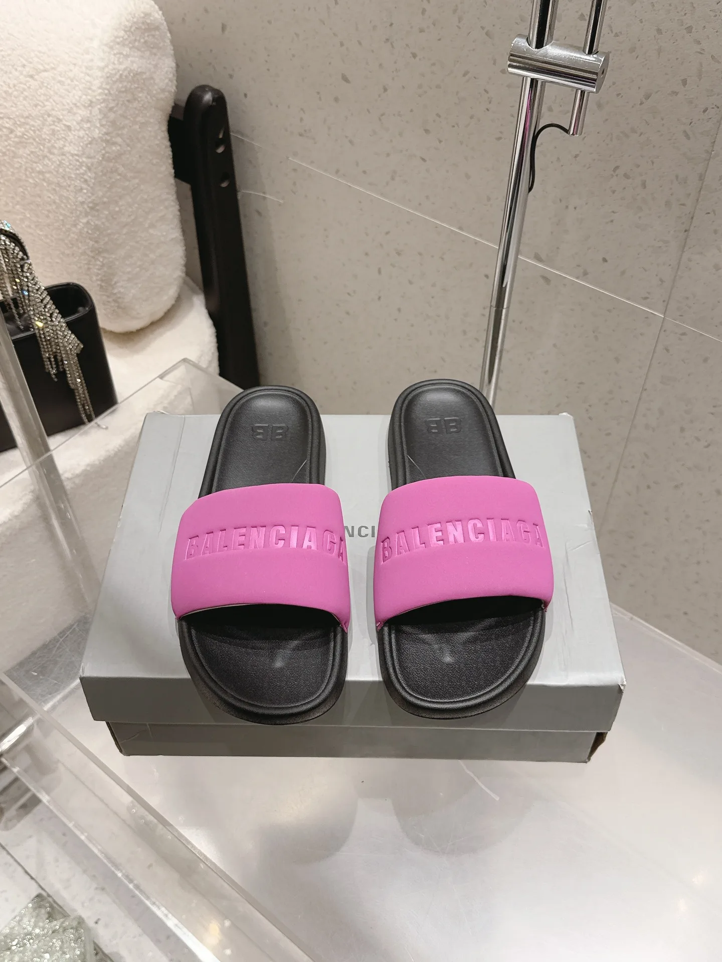 巴黎世家 巴黎世家 春夏沙滩拖鞋 巴黎世家 巴黎世家 春夏沙滩拖鞋