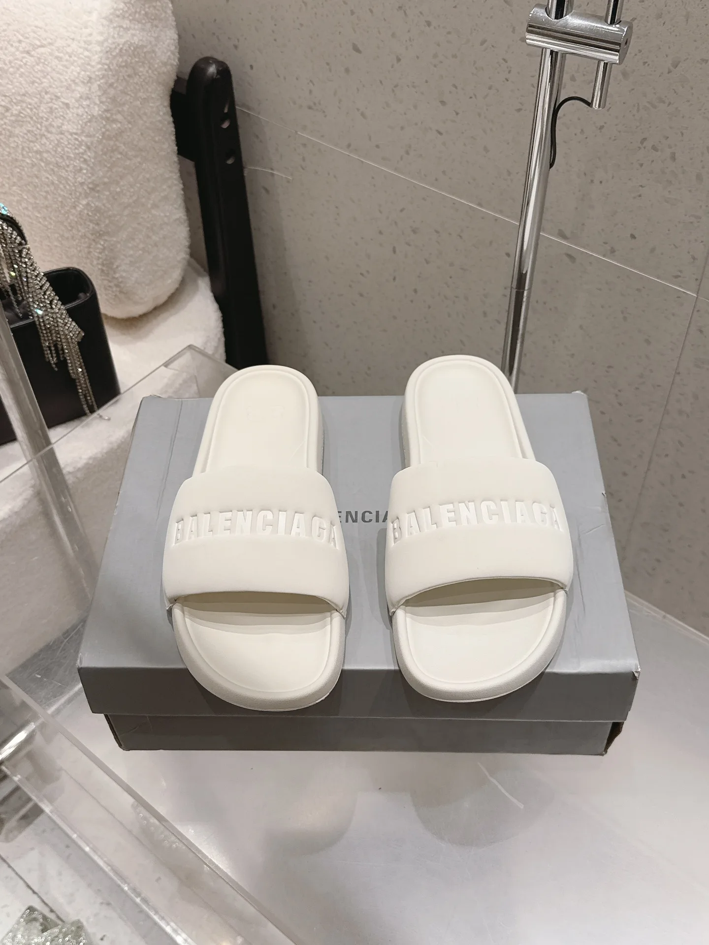 巴黎世家 巴黎世家 春夏沙滩拖鞋 巴黎世家 巴黎世家 春夏沙滩拖鞋