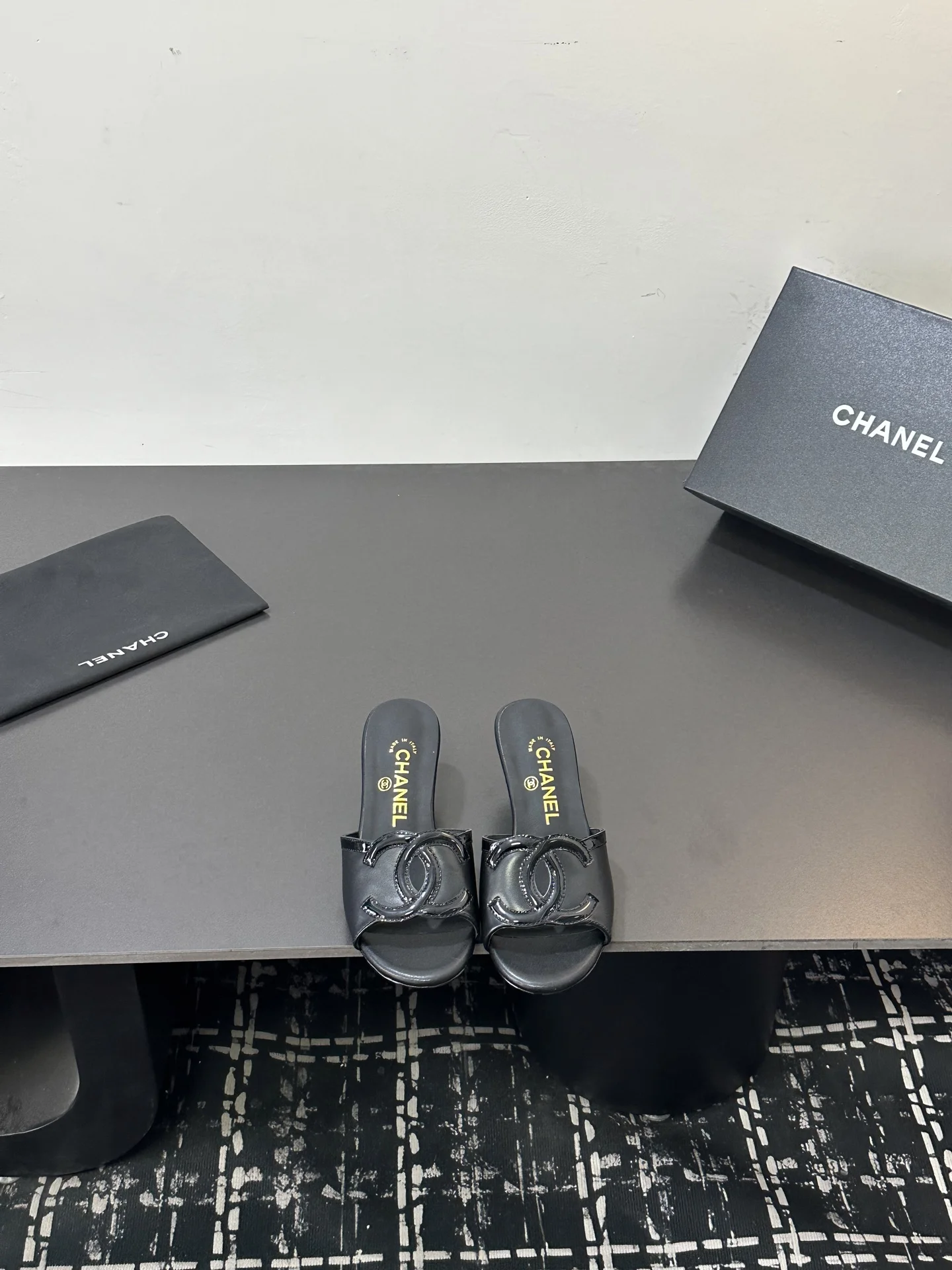 香奈儿 春夏最新款 百搭羊皮拖鞋 香奈儿 春夏最新款 百搭羊皮拖鞋