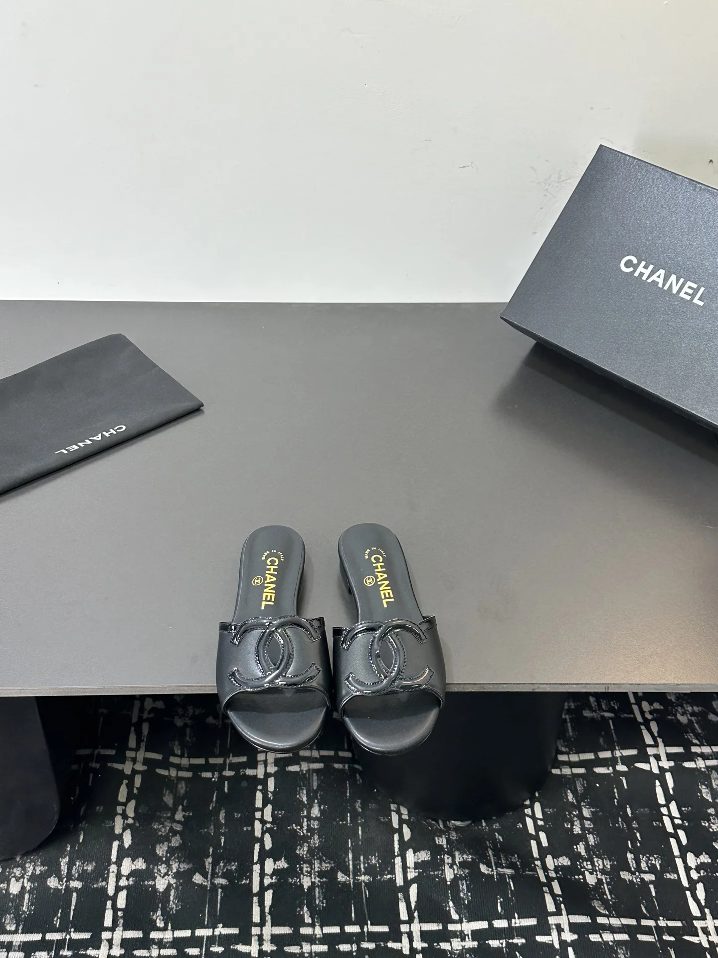 香奈儿 春夏最新款 百搭羊皮拖鞋 香奈儿 春夏最新款 百搭羊皮拖鞋