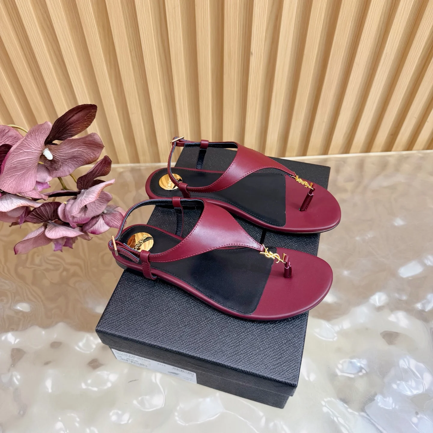 圣罗兰 经典秀款夹脚牛皮/漆皮凉鞋 圣罗兰 经典秀款夹脚牛皮/漆皮凉鞋