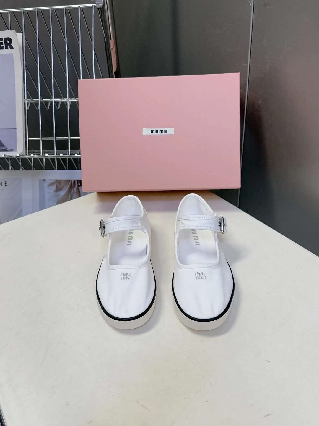 缪缪 2026春夏最新走秀款复古休闲鞋