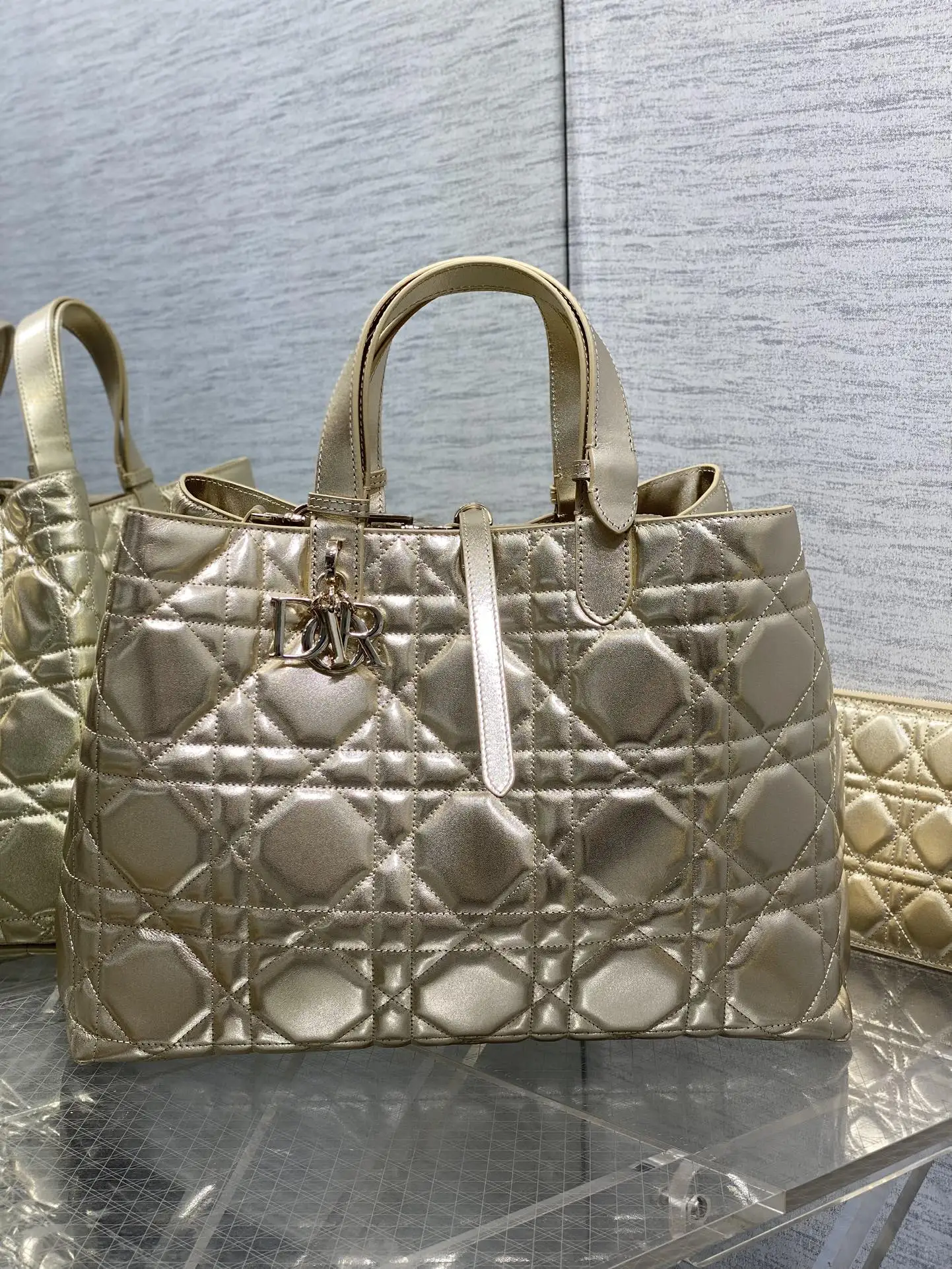 迪奥 最新蝴蝶结藤纹格手拿包 女士斜挎包 迪奥 最新蝴蝶结藤纹格手拿包 女士斜挎包