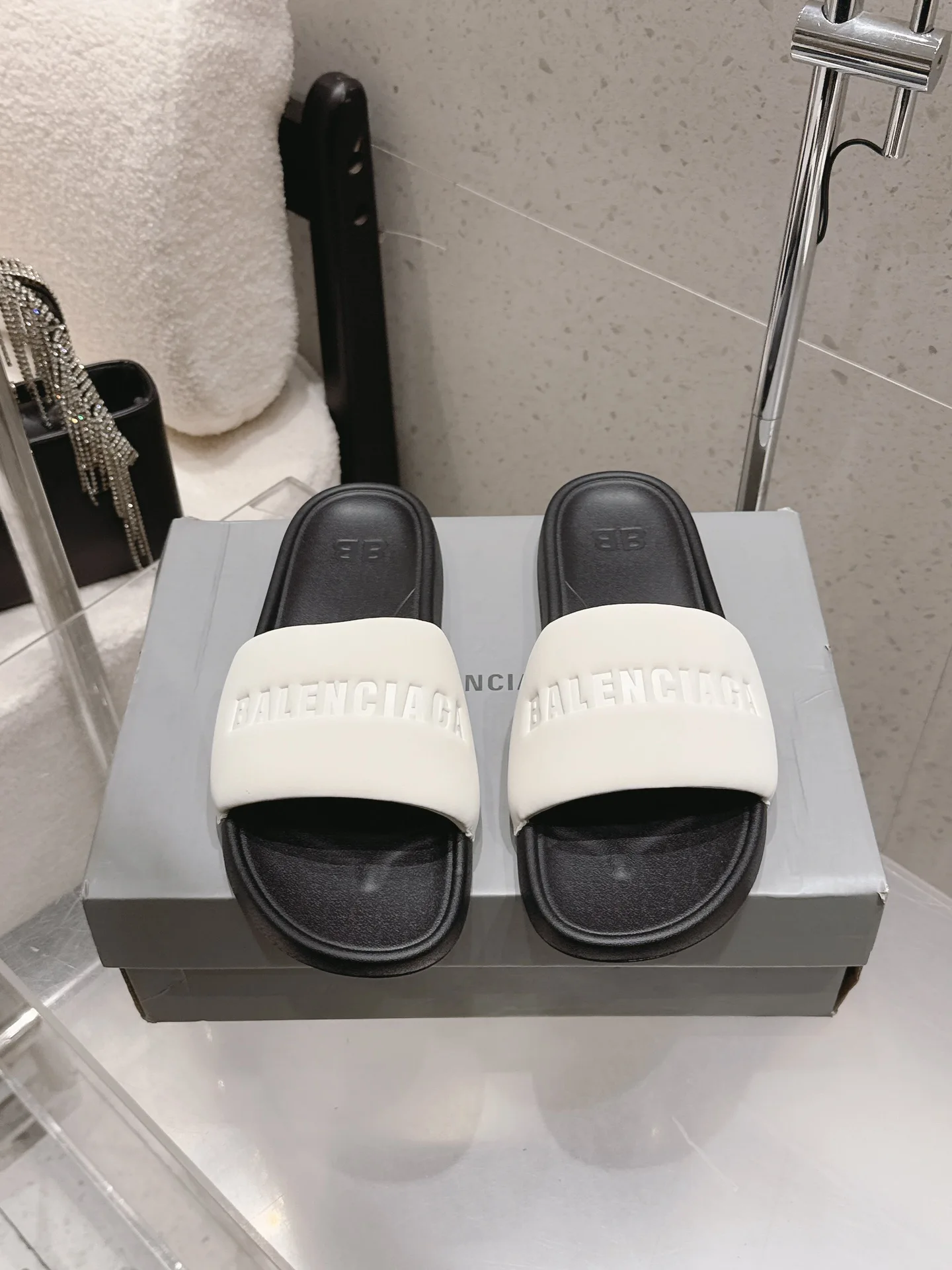 巴黎世家 巴黎世家 春夏沙滩拖鞋 巴黎世家 巴黎世家 春夏沙滩拖鞋