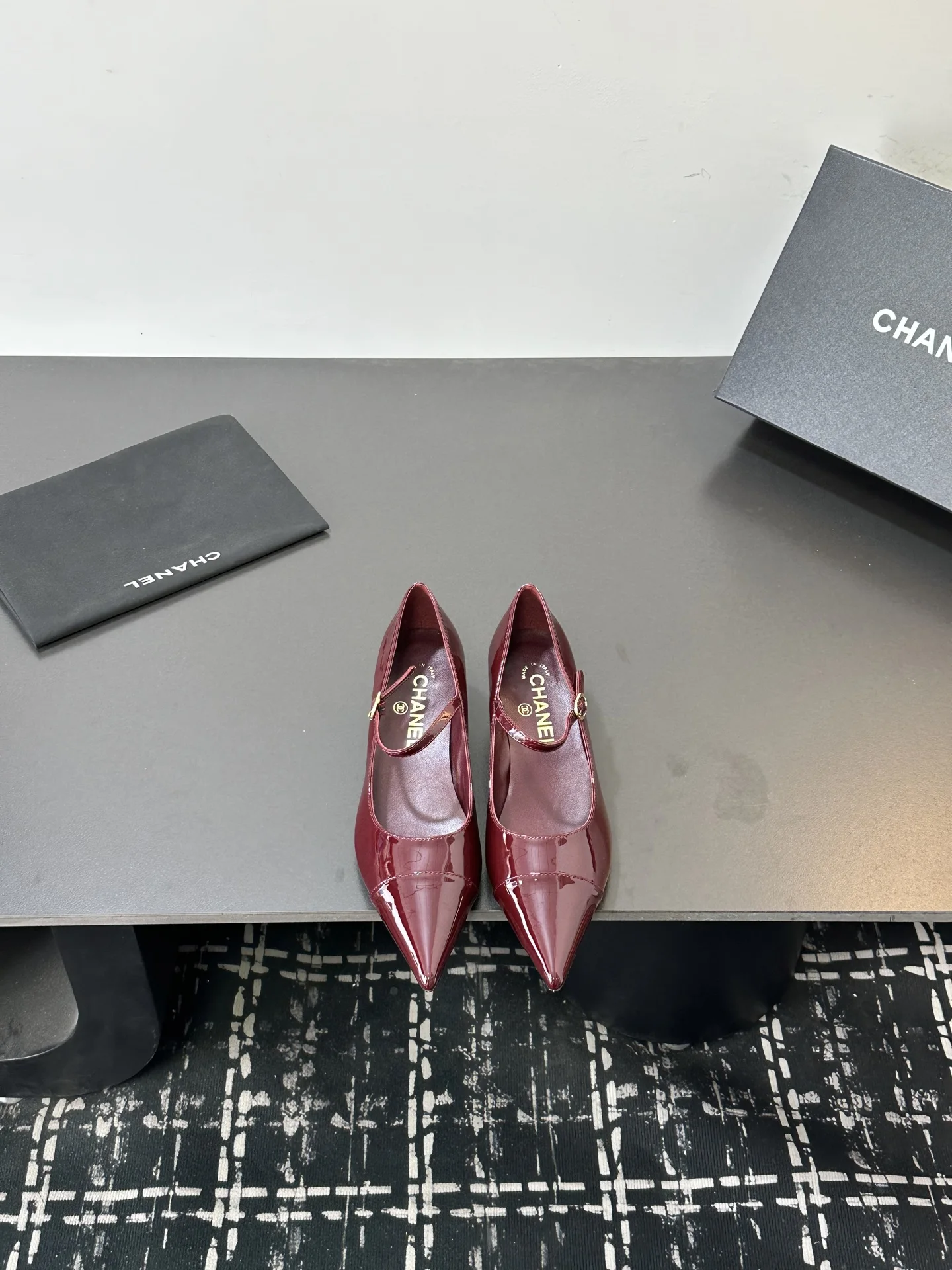 香奈儿 26s早春爆品 顶版 尖头中跟低跟拼接单鞋 玛丽珍鞋 香奈儿 26s早春爆品 顶版 尖头中跟低跟拼接单鞋 玛丽珍鞋